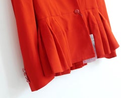 Alexander McQueen Resort 2015 Leuchtend rote Jacke mit Schößchen am Saum Blazer