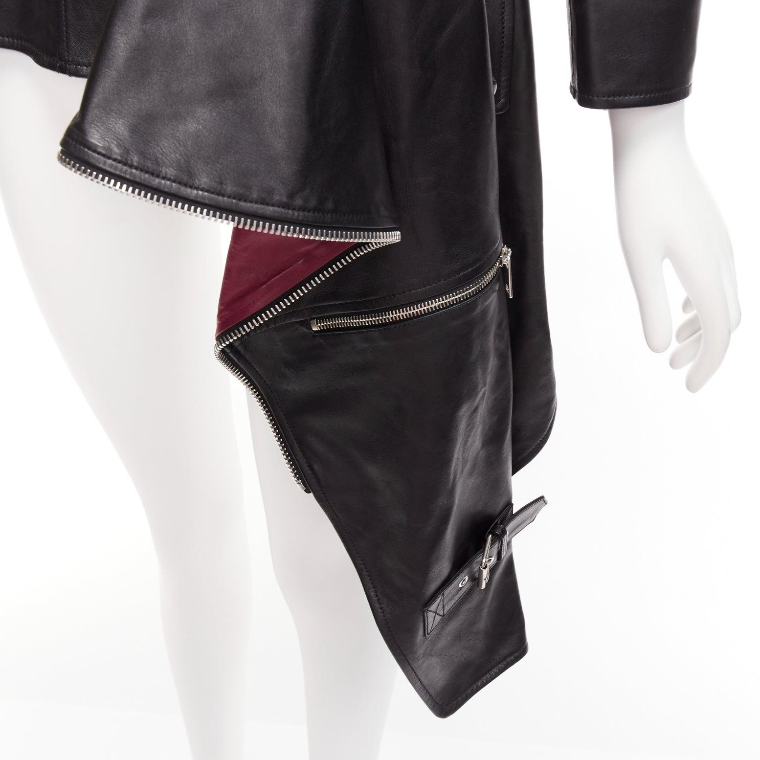 Alexander McQueen Giacca biker in pelle nera con zip e orlo asimmetrico IT38 XS
Riferimento: KEDG/A00339
Marchio: Alexander McQueen
Designer: Sarah Burton
Materiale: Pelle
Colore: Nero, Silver
Modello: Tinta unita
Chiusura: zip
Fodera: Tessuto