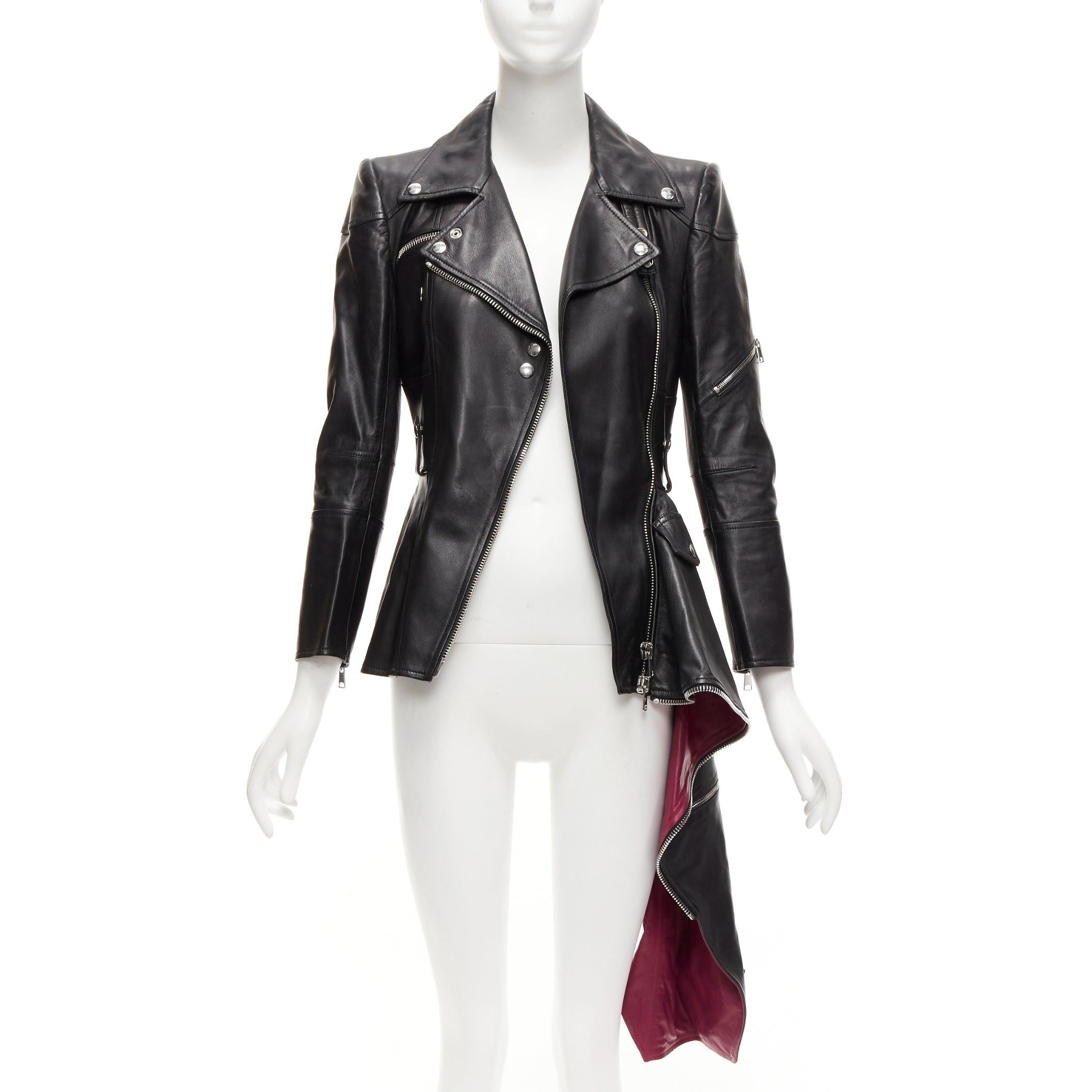 Nero Alexander McQueen Giacca biker in pelle nera con zip e orlo asimmetrico IT38 XS in vendita