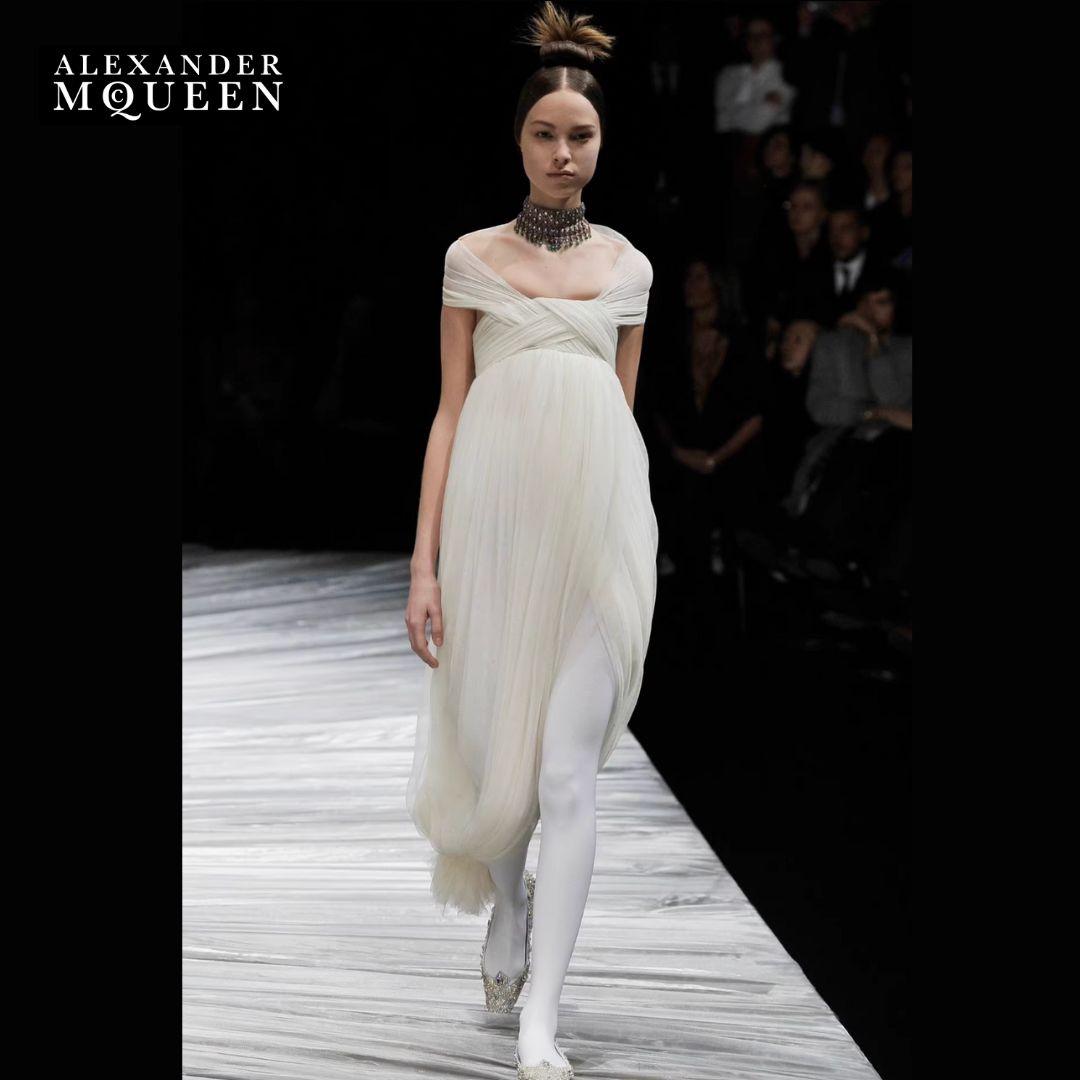 Alexander McQueen Runway Evening Gown Fall/Winter 2008 Size 38IT im Zustand „Gut“ im Angebot in Saint Petersburg, FL