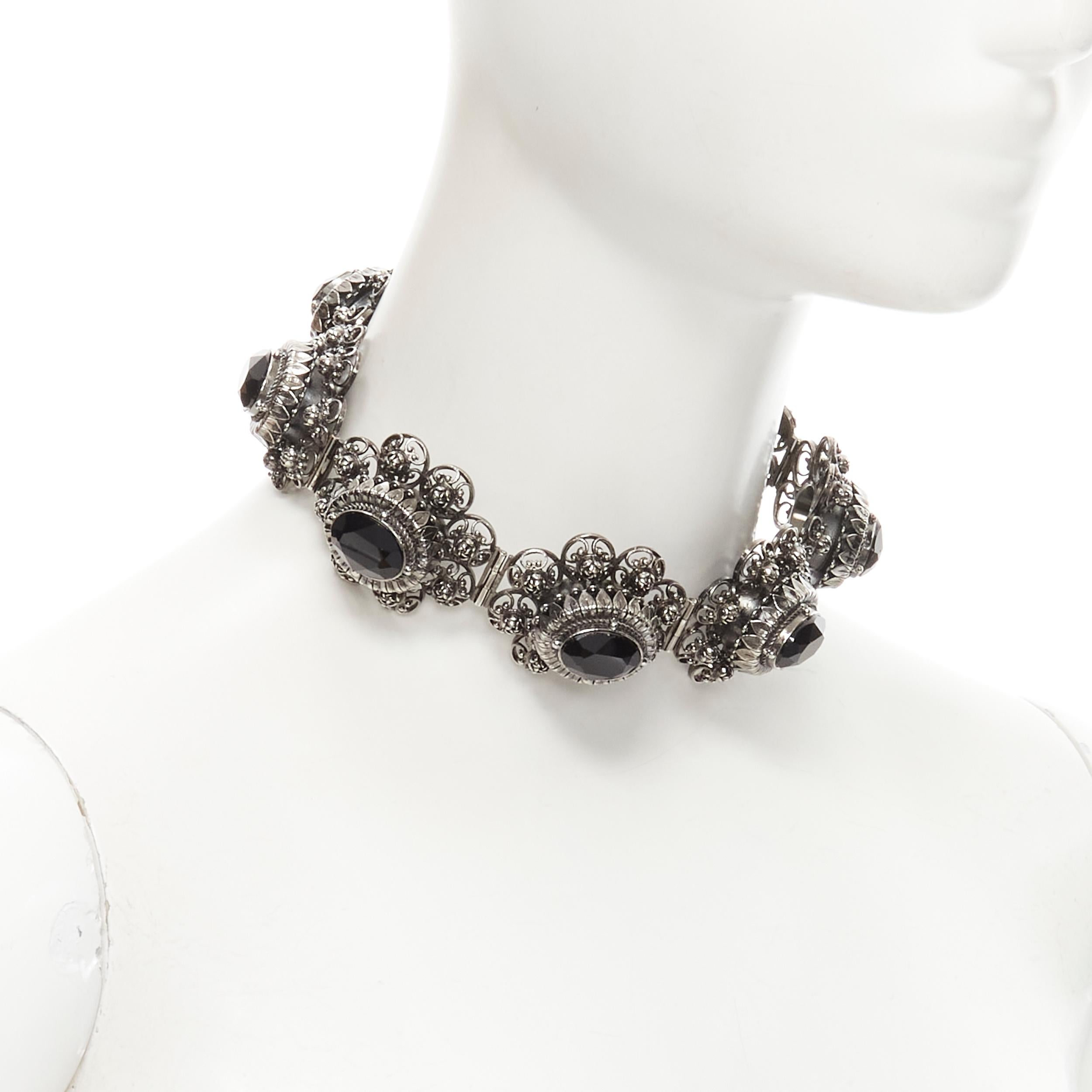 ALEXANDER MCQUEEN Laufsteg Rose Choker Halskette aus Rotguss-Silber mit schwarzem Juwelen (Grau) im Angebot