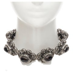 ALEXANDER MCQUEEN Collier ras du cou rose avec bijoux noirs en argent et bronze, défilé