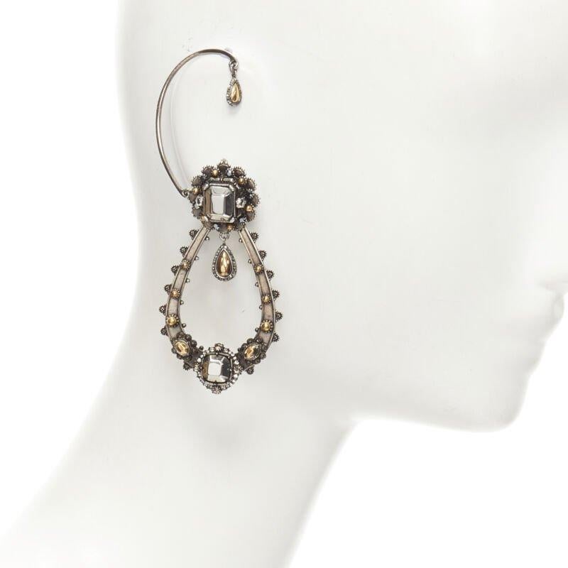 ALEXANDER McQueen Orecchino a goccia in argento con strass, orecchino statement ALEXANDER McQueen
Riferimento: KEDG/A00006
Marchio: Alexander McQueen
Designer: Sarah Burton
Collezione: Passerella
Materiale: Metallo
Colore: Argento
Modello: Tinta