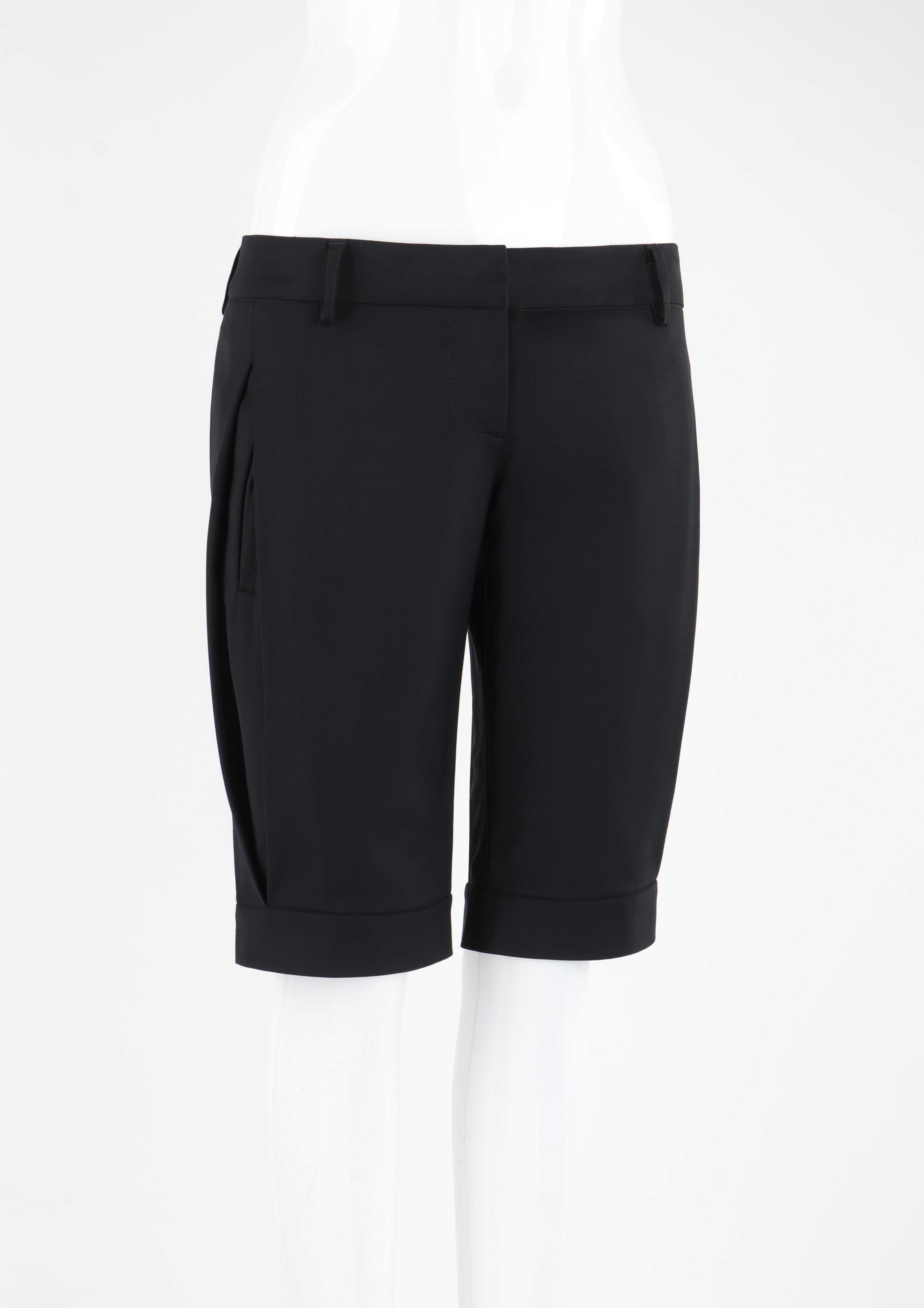 ALEXANDER McQUEEN S/S 1995 Black Stretch Welt Pocket Low-Rise Bermuda Shorts In Good Condition For Sale In Thiensville, WI