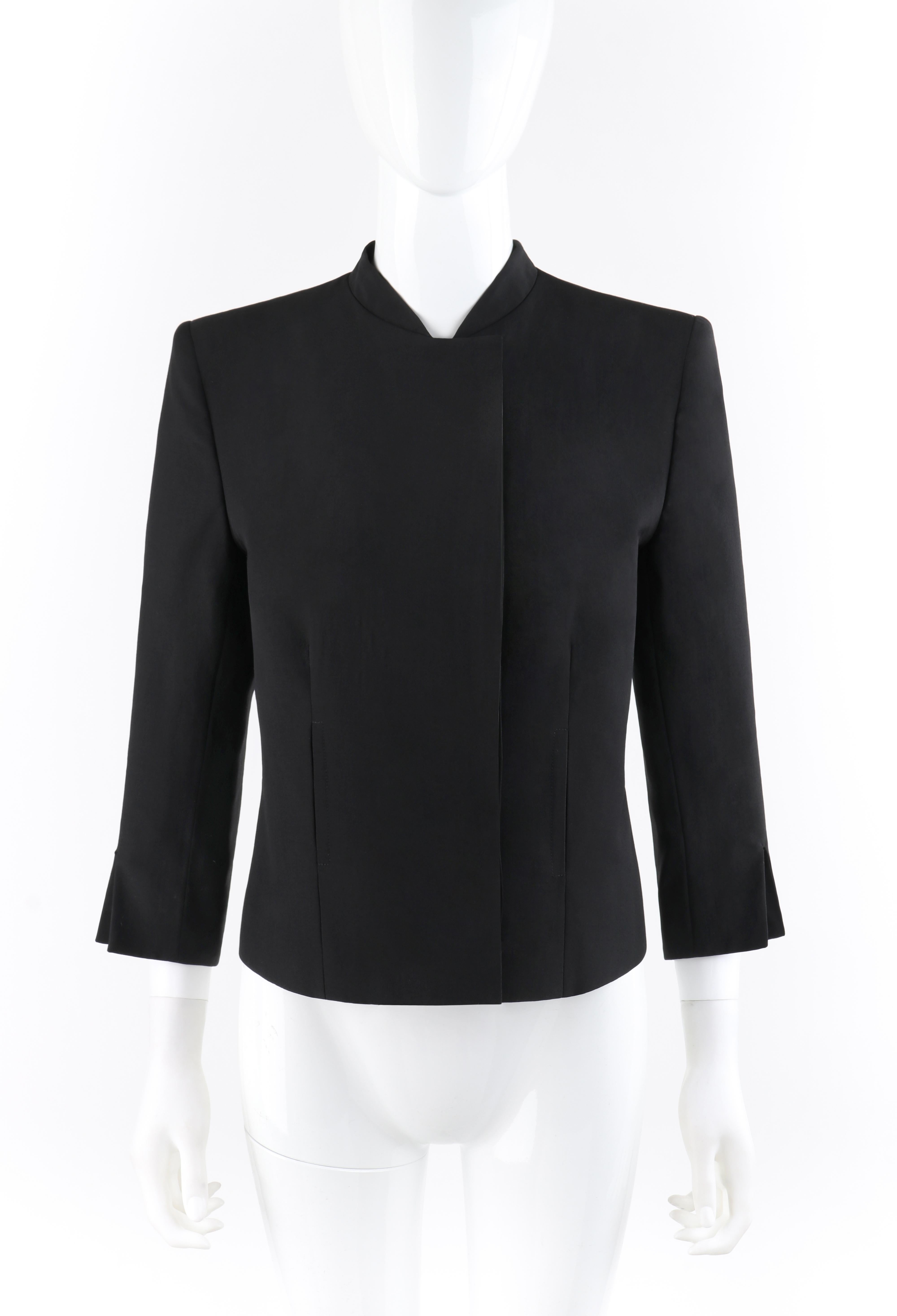 ALEXANDER McQUEEN S/S 1999 “No. 13” Black Concealed ButtonExtended Shoulder Blazer / Jacket

Brand / Manufacturer: Alexander McQueen
Collection: S/S 1999 “No. 13”
Designer: Alexander McQueen
Style: Tailored concealed button-up blazer; ¾ length