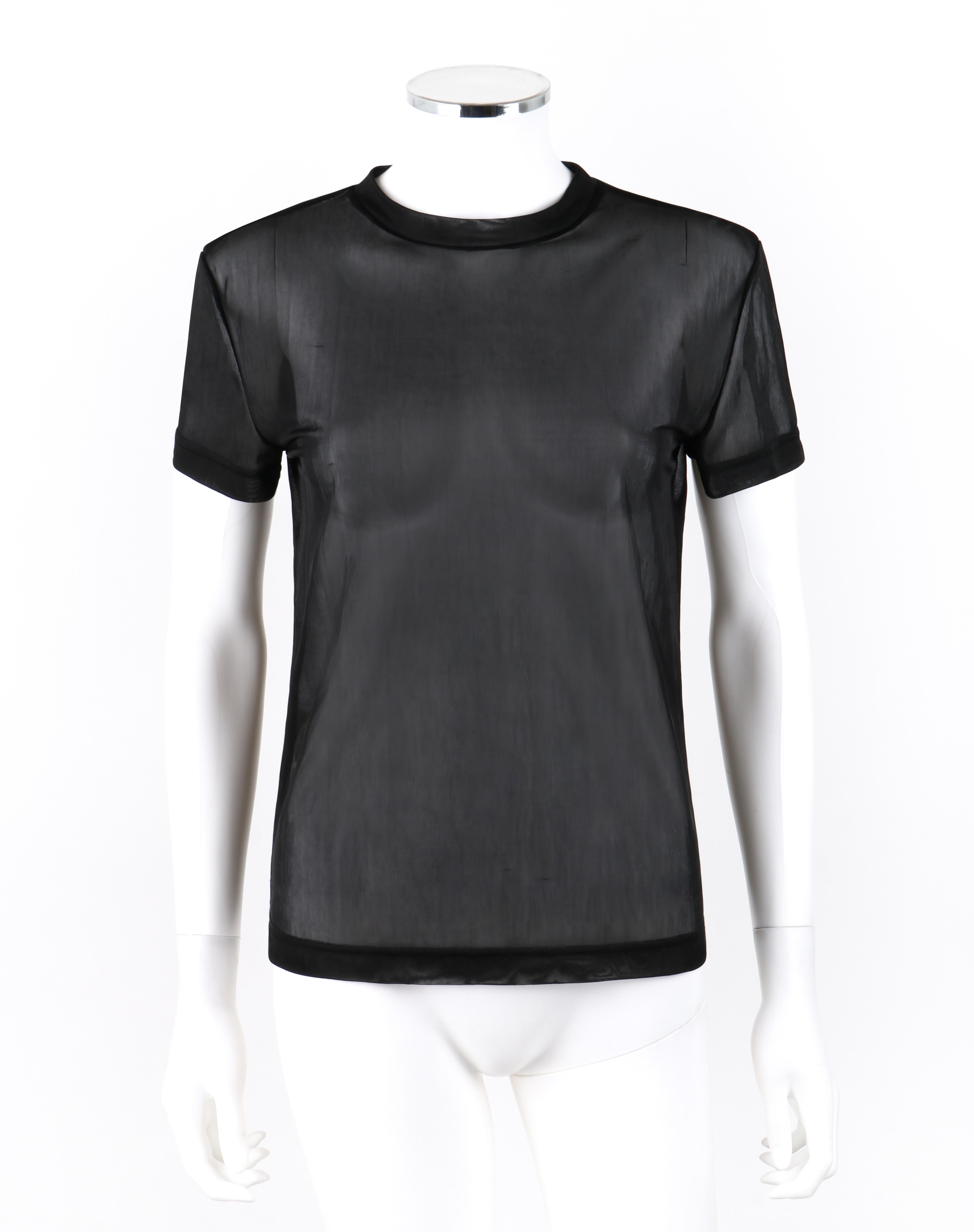 ALEXANDER McQUEEN S/S 2000 “Eye” Black Silver Metallic Athletic Jersey Patch Top
 
Brand / Manufacturer: Alexander McQueen
Collection: S/S 2000 “Eye”
Designer: Alexander McQueen
Style: T-shirt top
Color(s): Shades of black, silver, gray
Lined: