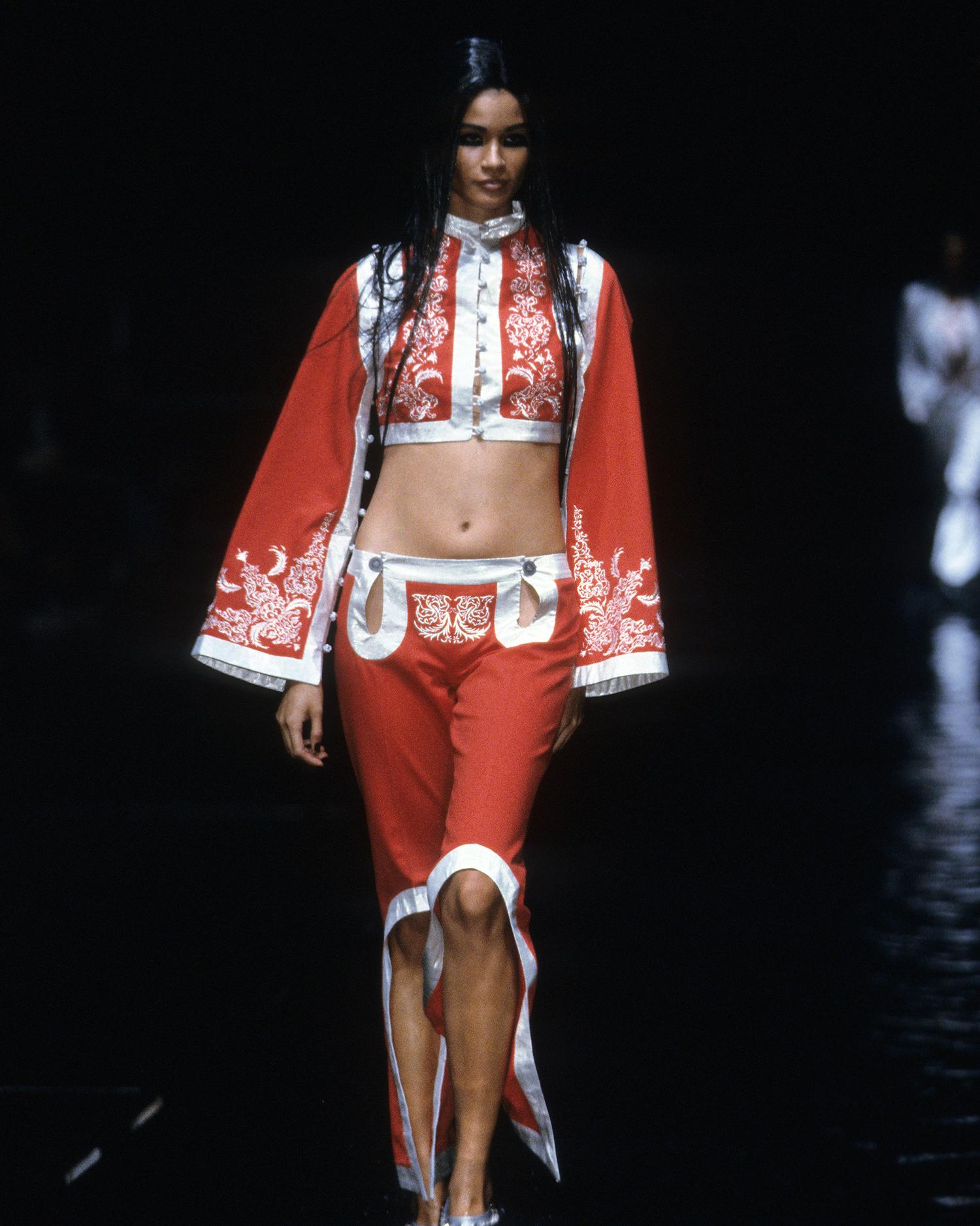 Alexander McQueen S/S 2000 “Eye” Collection Silk Red Cropped Kimono Bolero in vendita 4