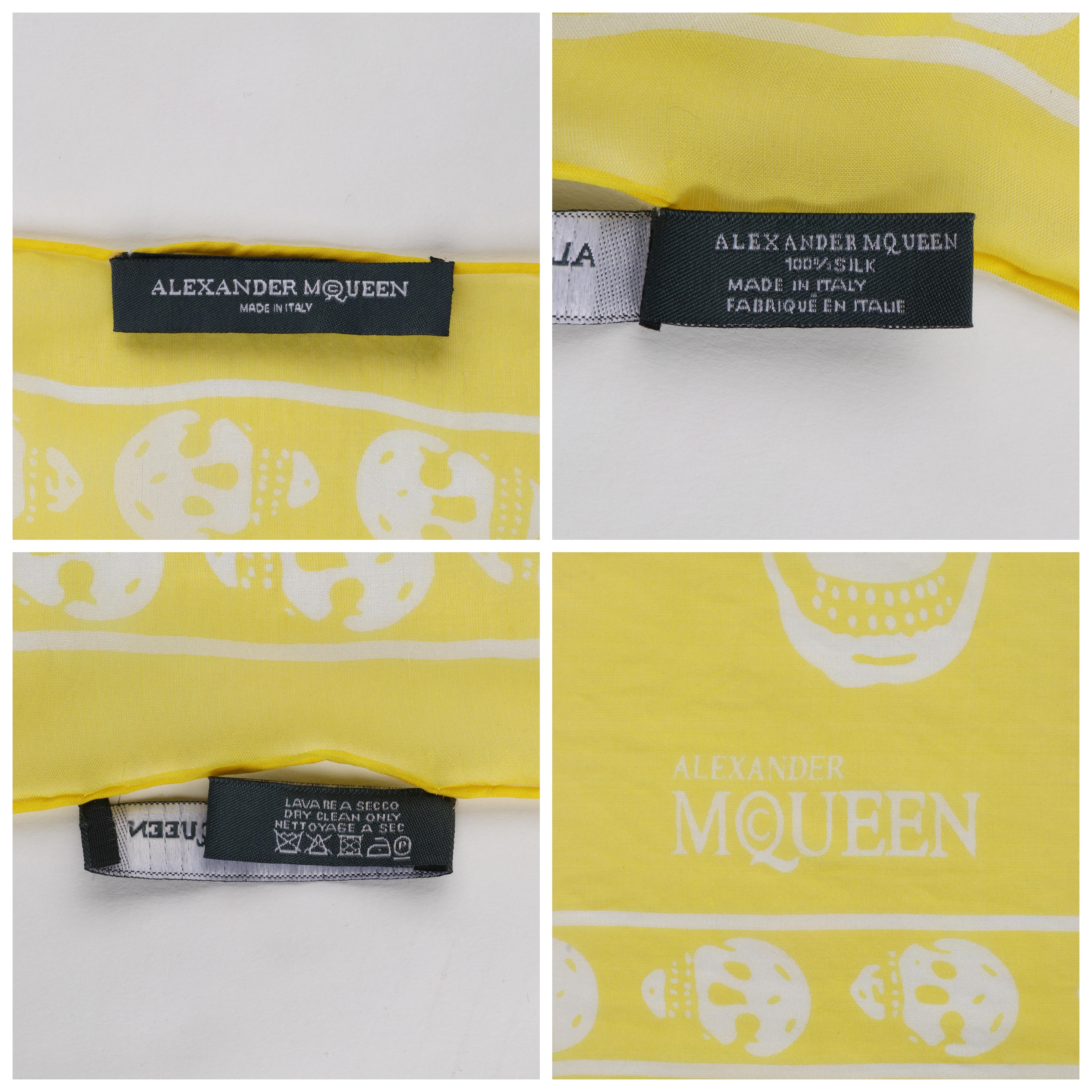 ALEXANDER McQUEEN S/S 2003 - Écharpe carrée en soie jaune et blanche imprimée tête de mort en vente 2
