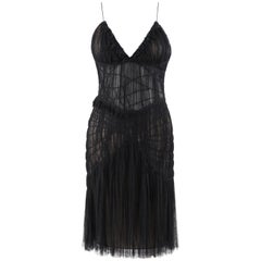 ALEXANDER McQUEEN S/S 2003 "Irere" Vestido negro con cuello en V de malla de tul de capas fruncidas