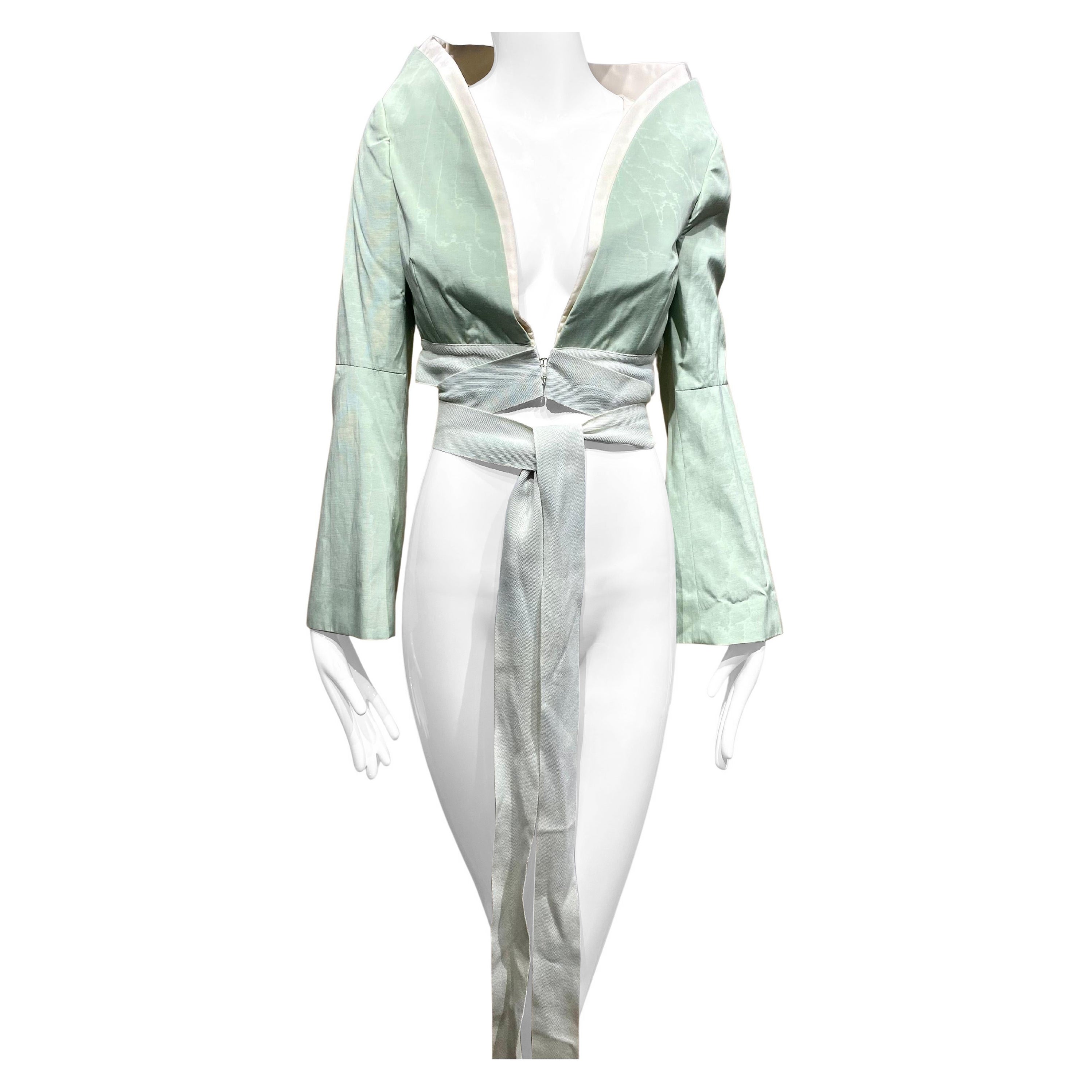 Giacca corta scultorea in seta con fascia obi della sfilata Alexander McQueen Primavera/Estate 2005