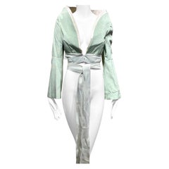 Alexander McQueen, défilé printemps-été 2005 : veste courte sculpturale en soie avec ceinture obi
