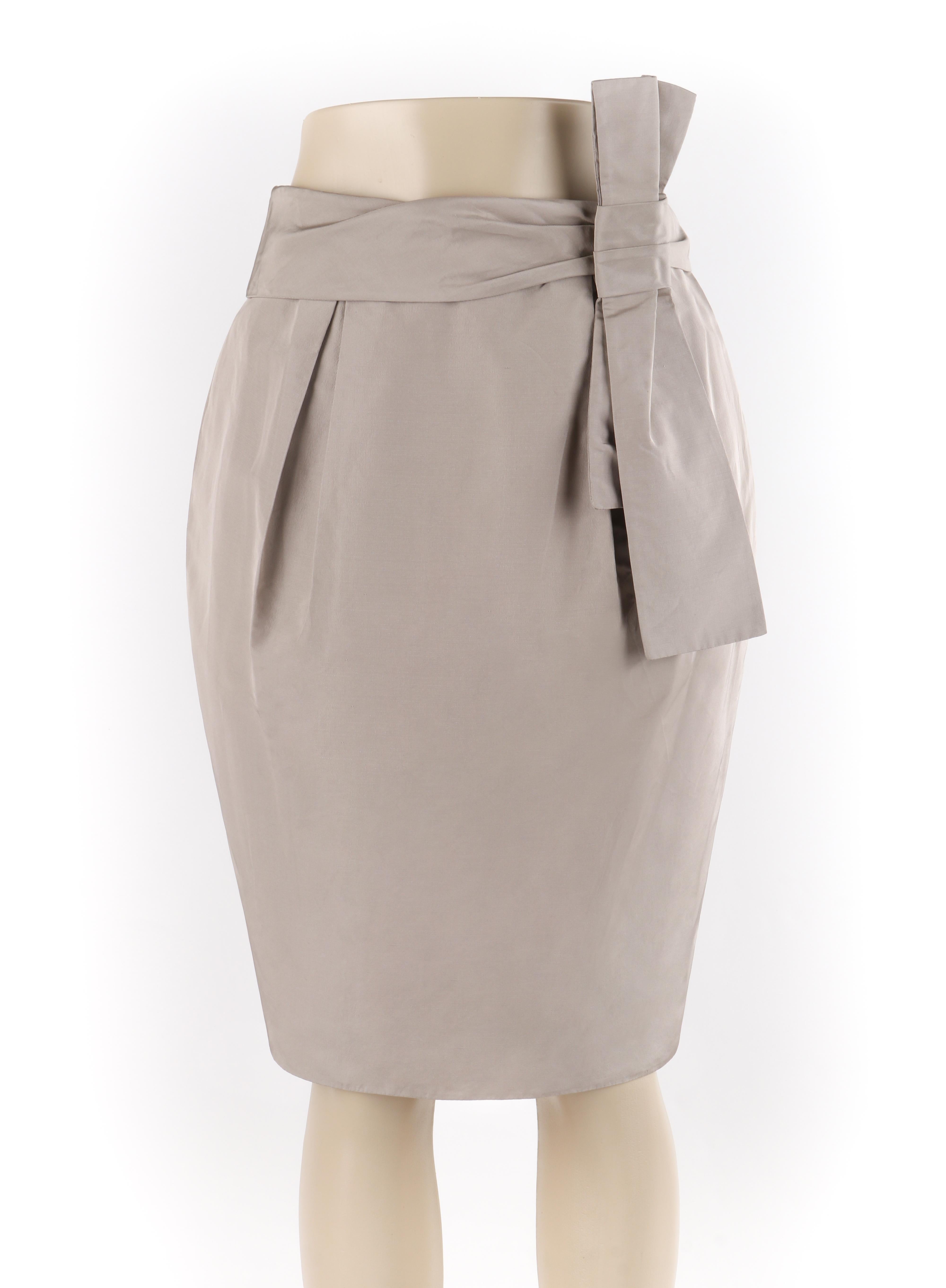 ALEXANDER McQUEEN S/S 2006 Taupe Silk Taffeta Pleated Waist Bow Pencil Skirt 
 
Brand / Manufacturer: Alexander McQueen 
Collection: S/S 2006 
Style: Pencil Skirt
Color(s): Shades if taupe
Lined: Yes
Marked Fabric Content: 100% seta silk 
Additional
