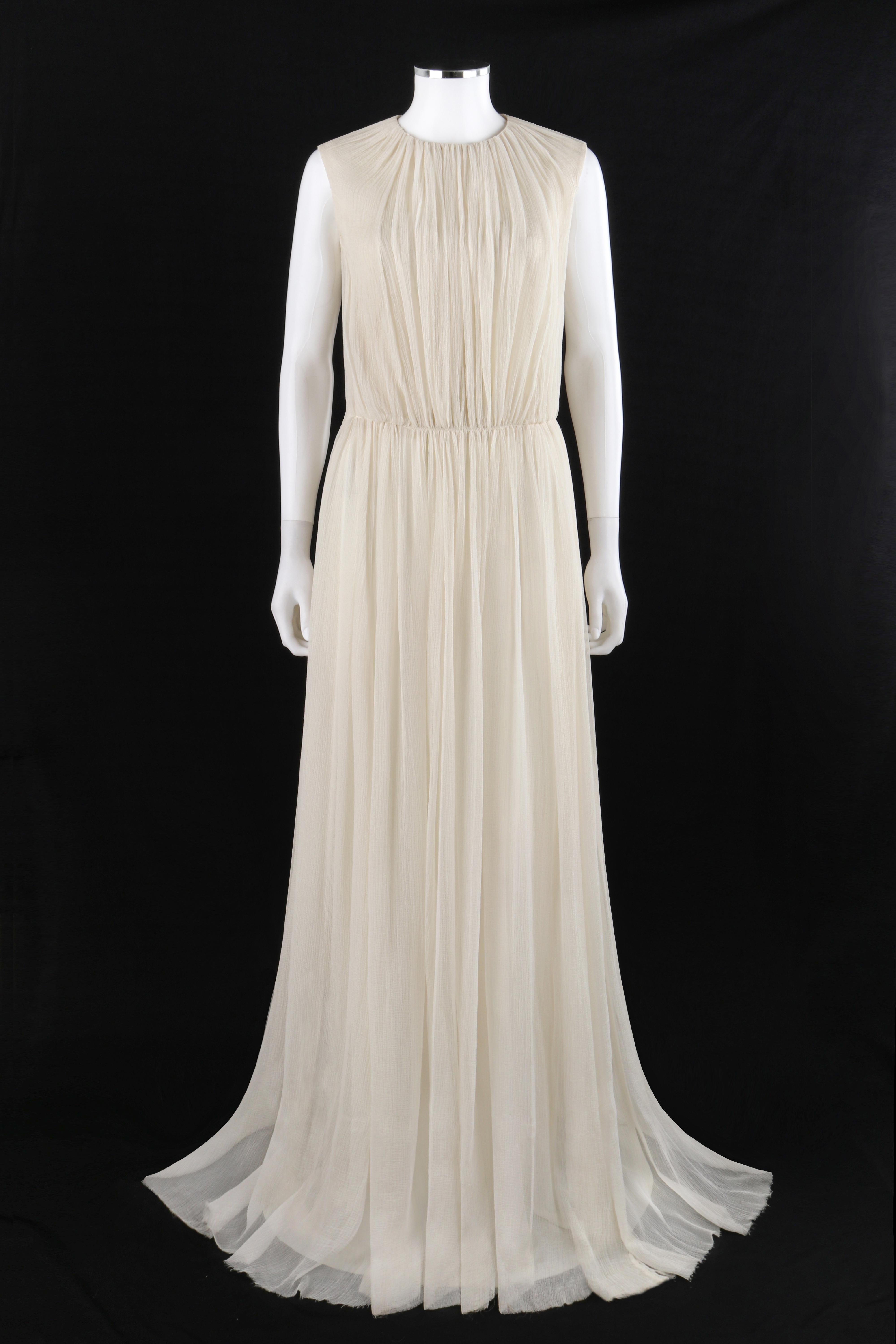 ALEXANDER McQUEEN S/S 2007 Ivory Silk Chiffon Gathered Full Length Ballgown
 
Brand / Manufacturer: Alexander McQueen 
Collection: S/S 2007
Style: Ballgown
Color(s): Shades of ivory
Lined: Yes
Unmarked Fabric Content: 100% Silk
Additional Details /