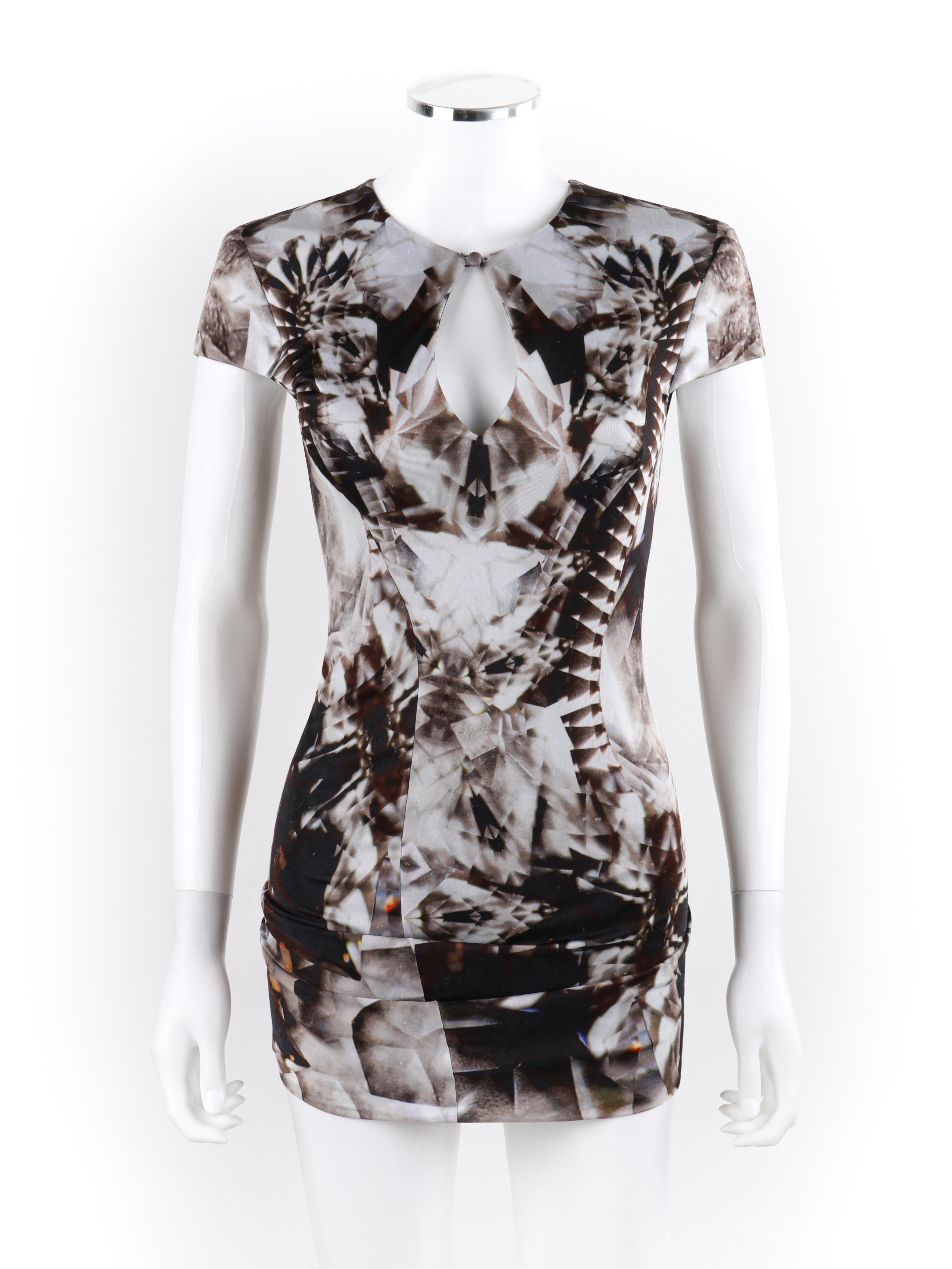 ALEXANDER McQUEEN S/S 2009 Black White Skeleton Kaleidoscope Twisted Draped Top
 
Brand / Manufacturer: Alexander McQueen
Collection: S/S 2009 “Natural Dis-tinction”
Designer: Alexander McQueen
Style: Draped cap sleeve top
Color(s): Shades of black,