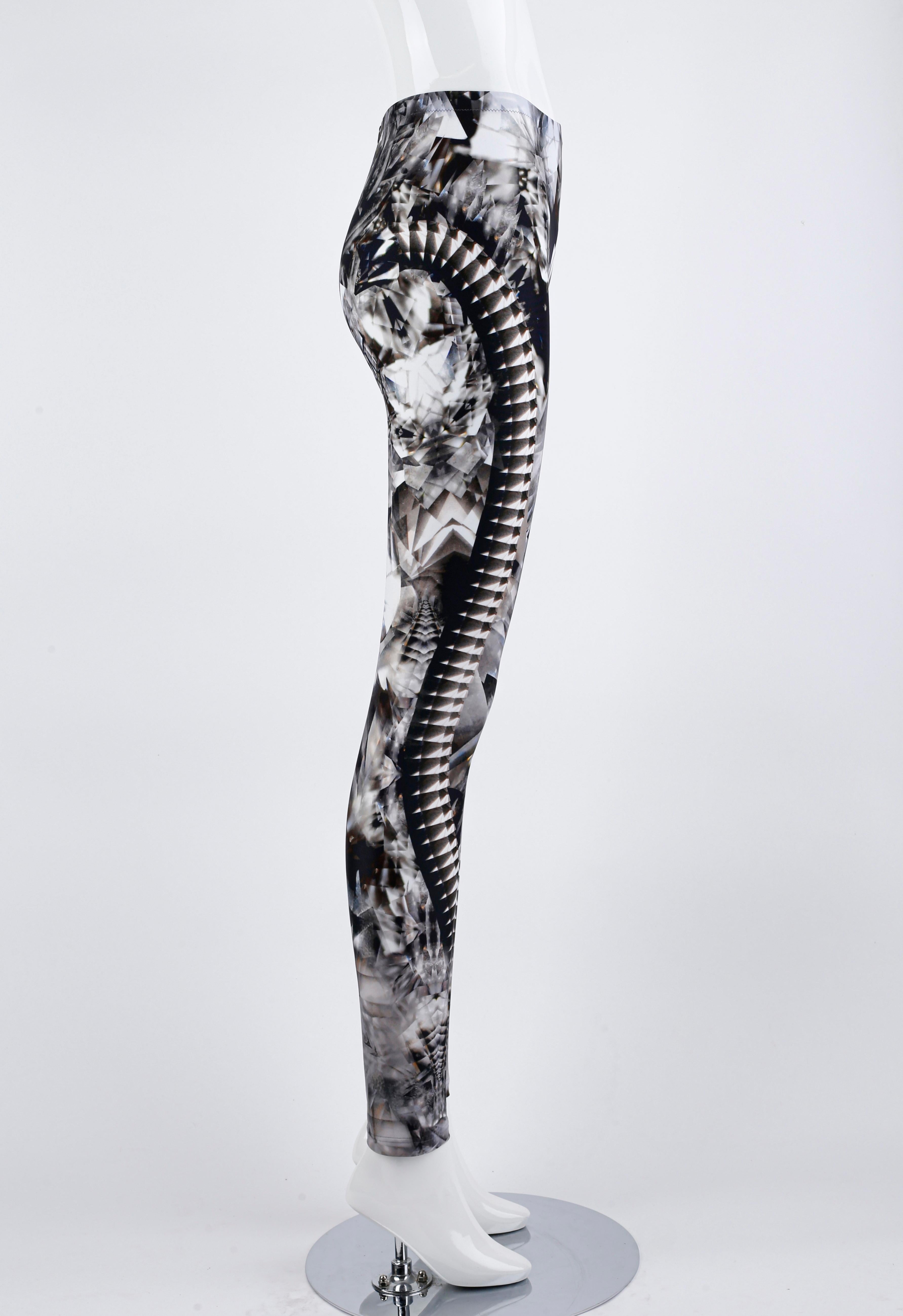 Alexander McQueen - P/E 2009 - Leggings con stampa di scheletri e caleidoscopio di cristallo L. In condizioni ottime in vendita a Chicago, IL