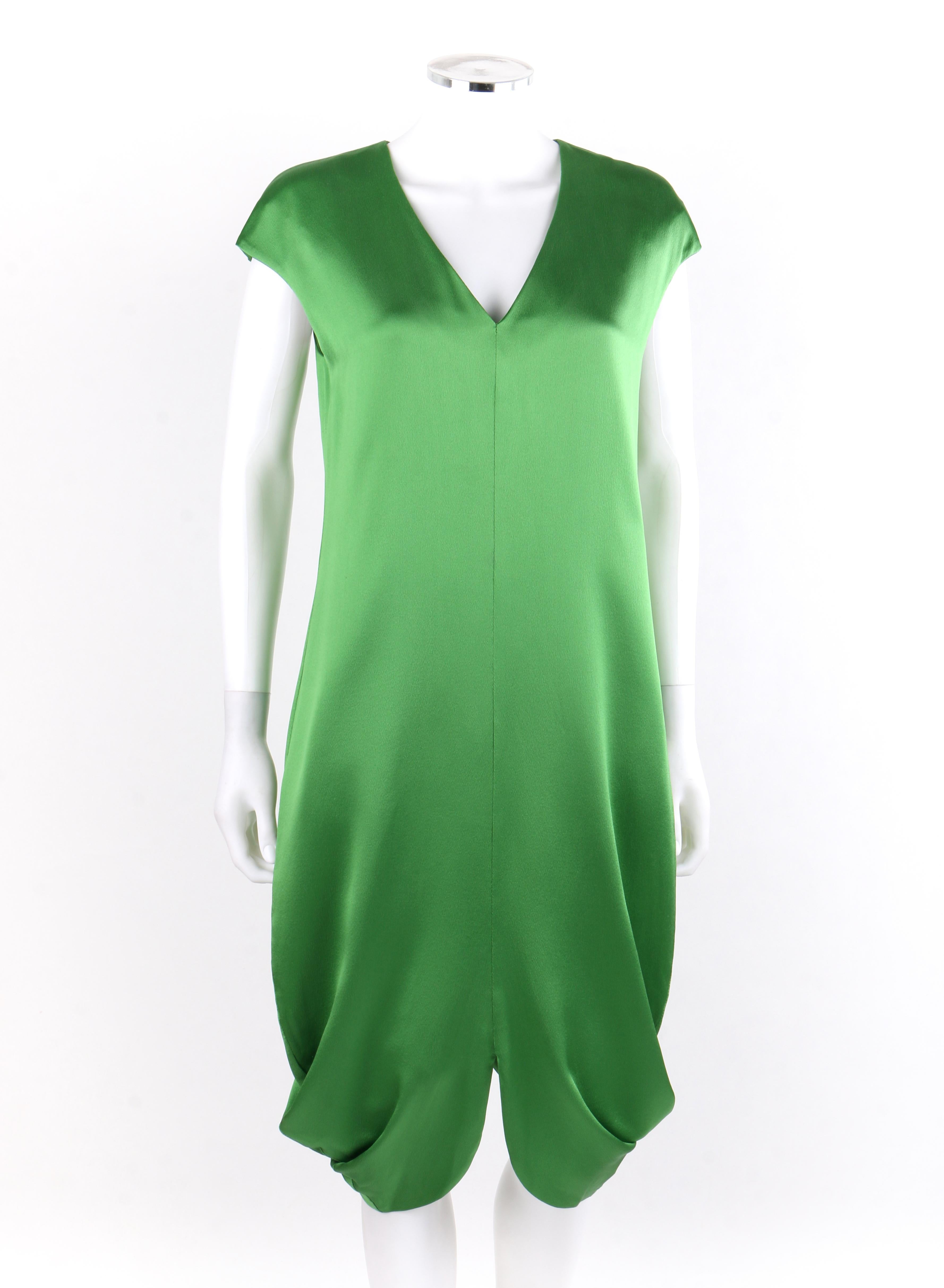 ALEXANDER McQUEEN S/S 2009 Green Silk Cap Sleeve Cowl Draped Shift Dress NWT
  
Brand / Manufacturer: Alexander McQueen
Collection: Spring / Summer 2009 
Style: Shift dress
Color(s): Green 
Lined: Yes
Marked Fabric Content: 100% seta silk