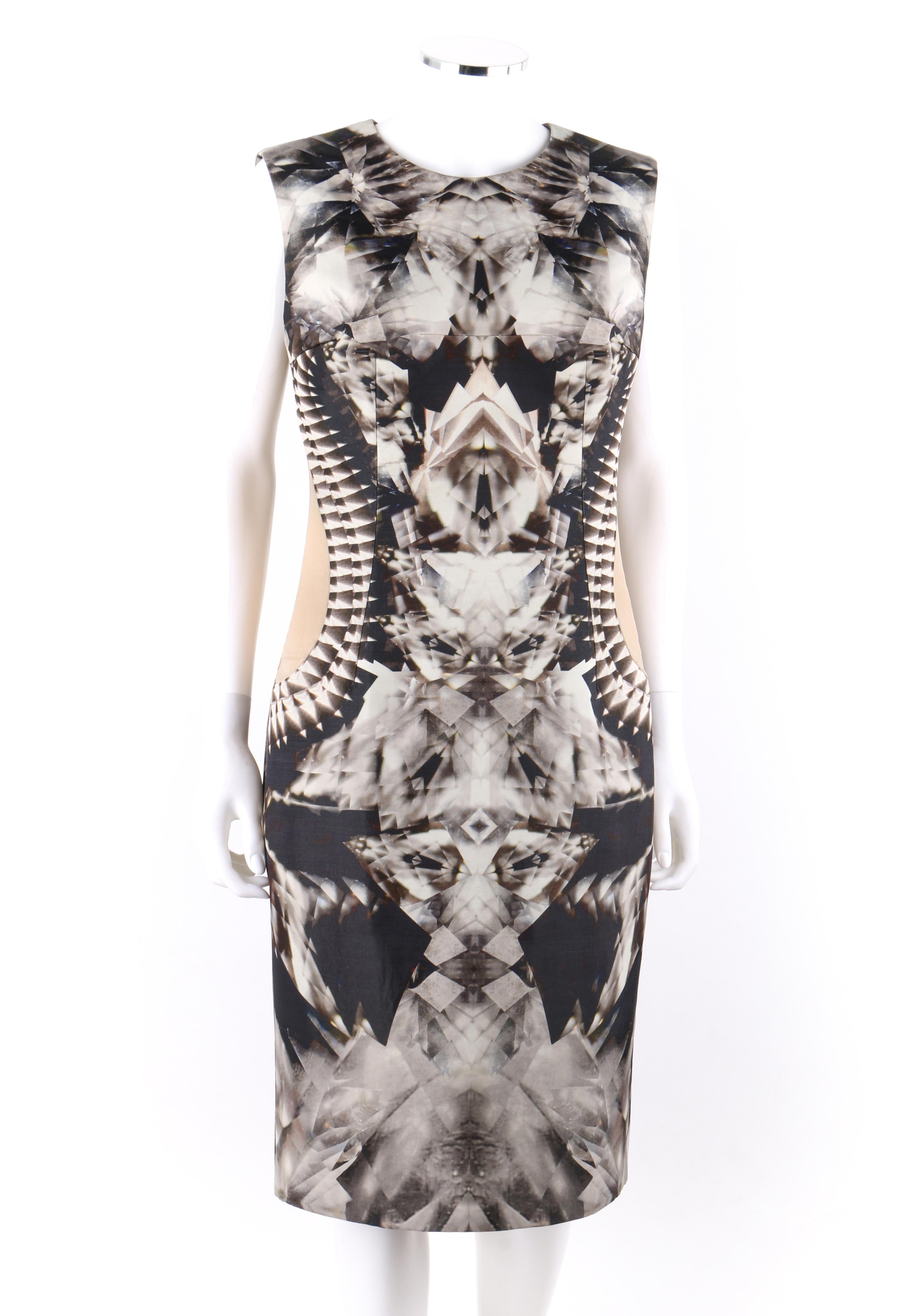 Gris ALEXANDER McQUEEN S/S 2009 - Robe de défilé emblématique à imprimé kaléidoscope squelette 44  en vente