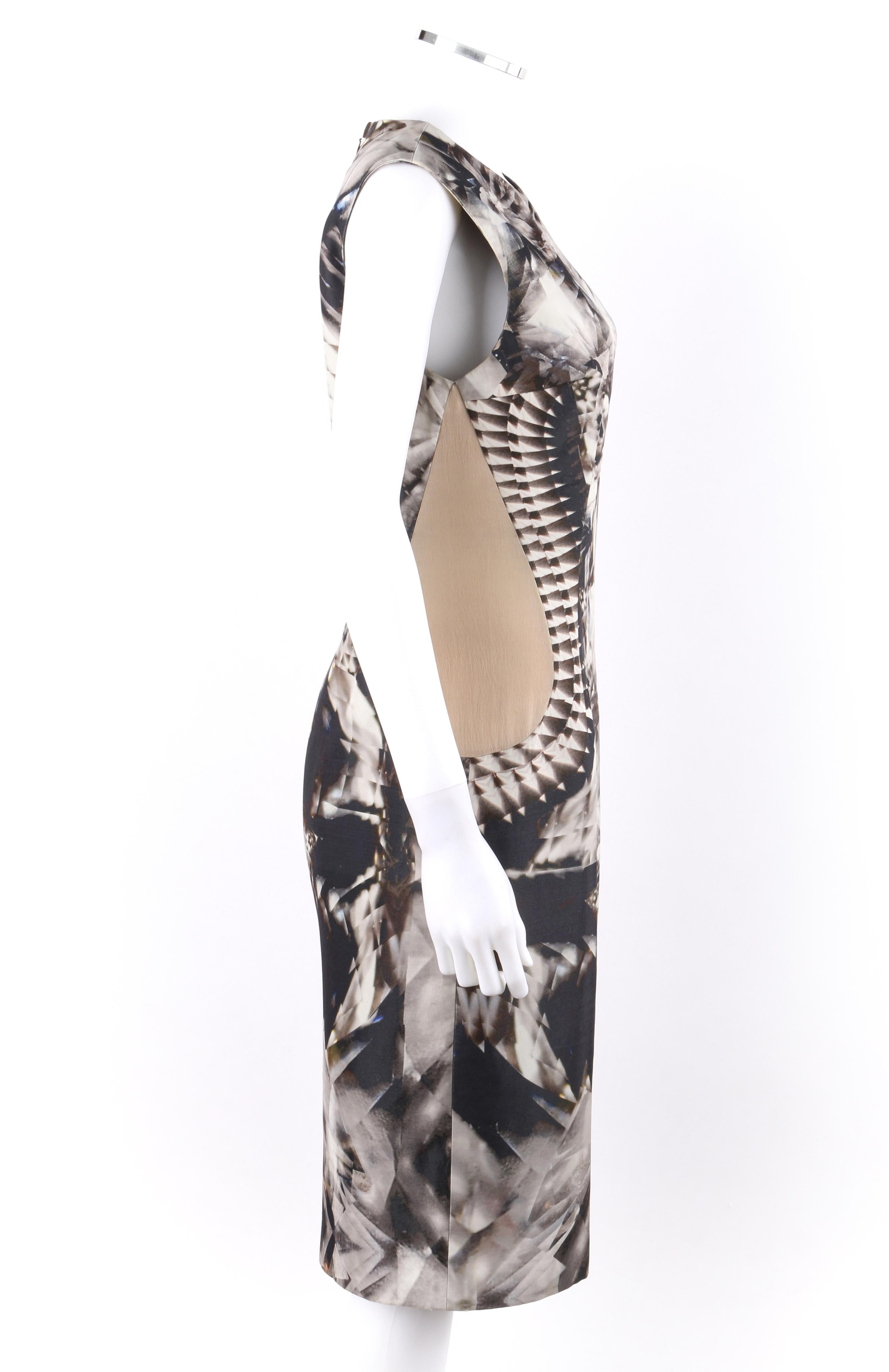 ALEXANDER McQUEEN S/S 2009 - Robe de défilé emblématique à imprimé kaléidoscope squelette 44  Bon état - En vente à Thiensville, WI