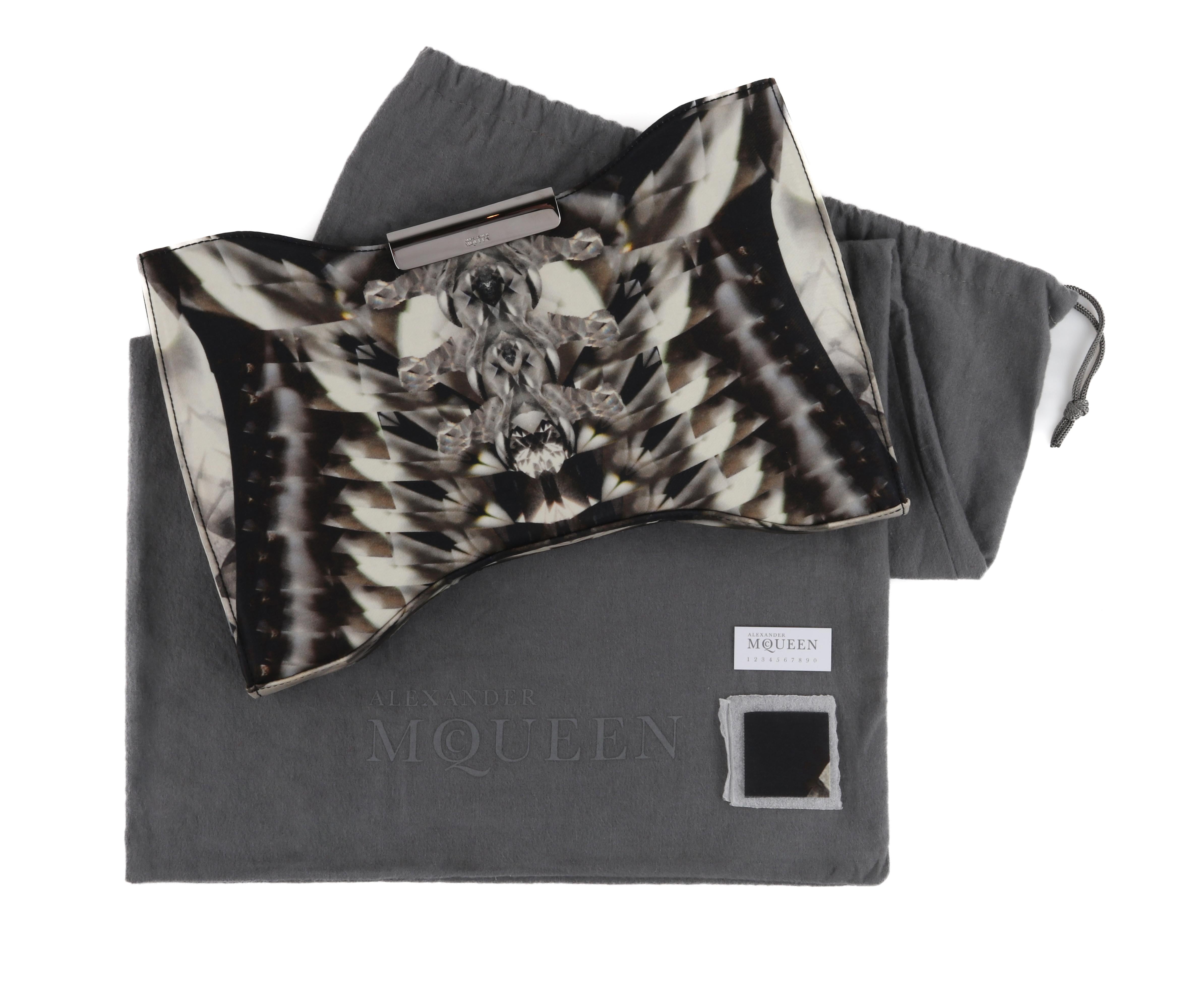 Alexander McQueen SS 2009 Pochette oversize con stampa caleidoscopio e scheletri di cristallo

Marchio/produttore: Alexander McQueen
Collection'S: Collezione primavera-estate 2009 