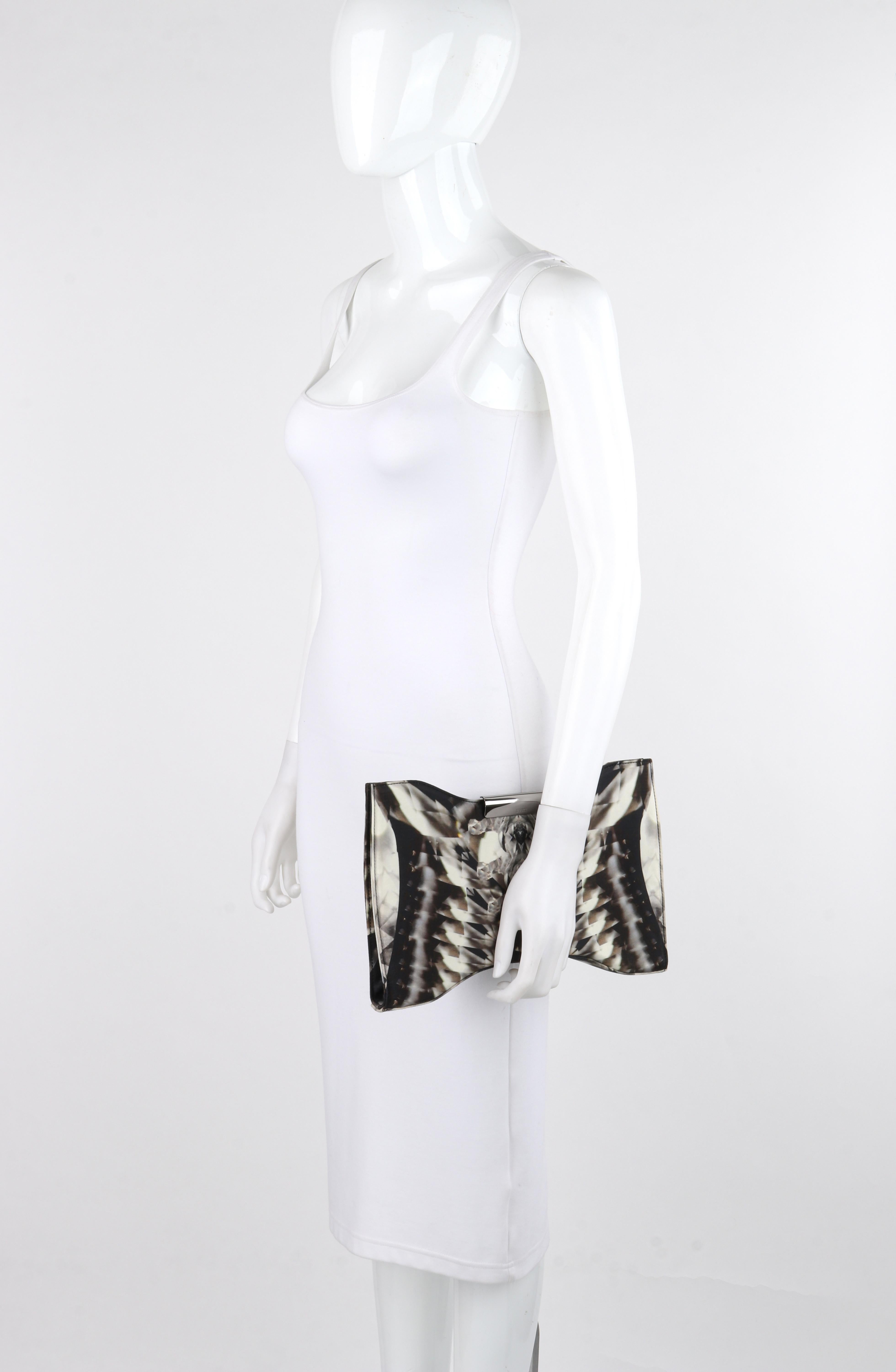 Nero Alexander McQueen P/E 2009: Pochette oversize con stampa scheletro e caleidoscopio in vendita