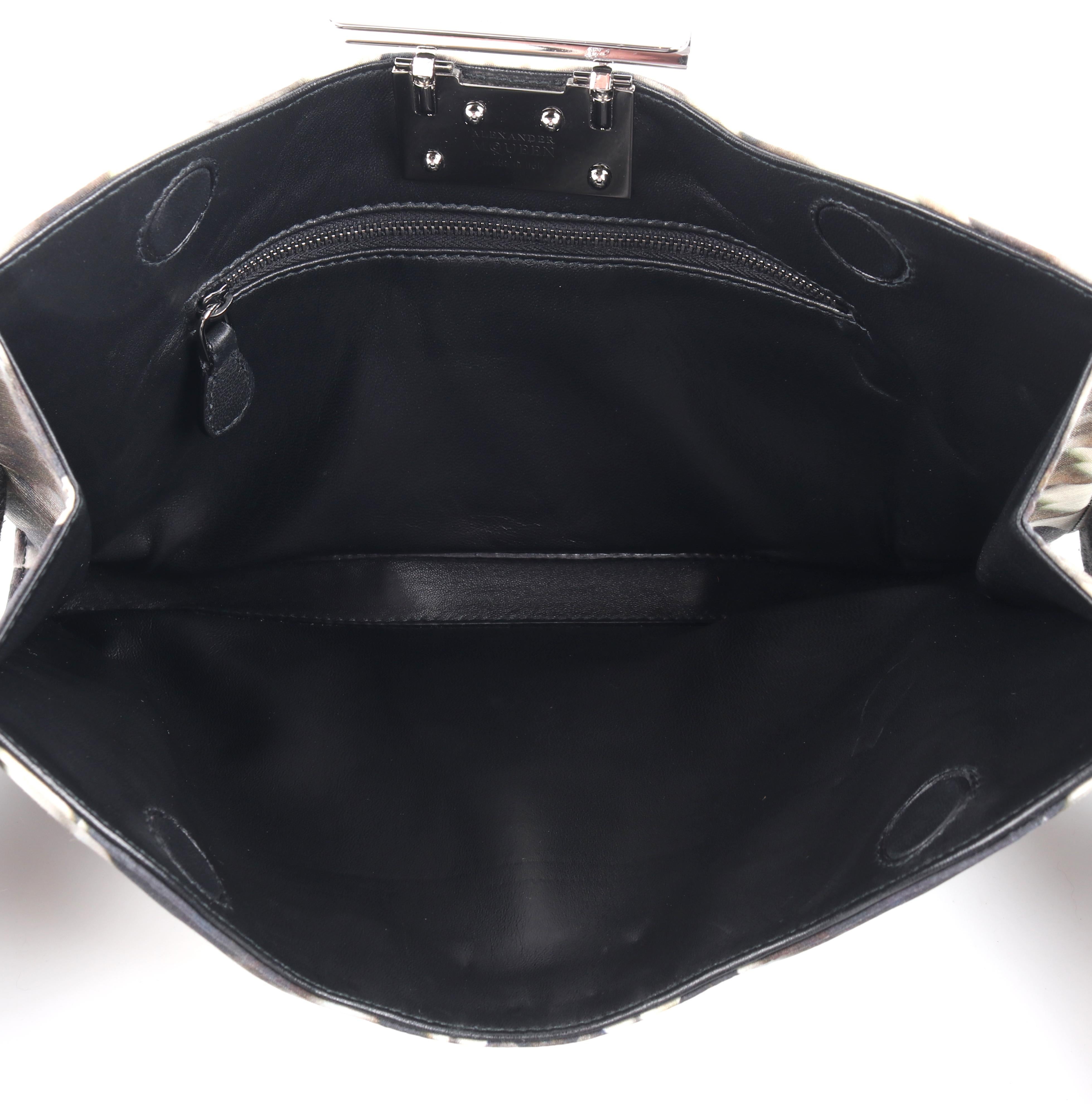 Alexander McQueen P/E 2009: Pochette oversize con stampa scheletro e caleidoscopio in vendita 1