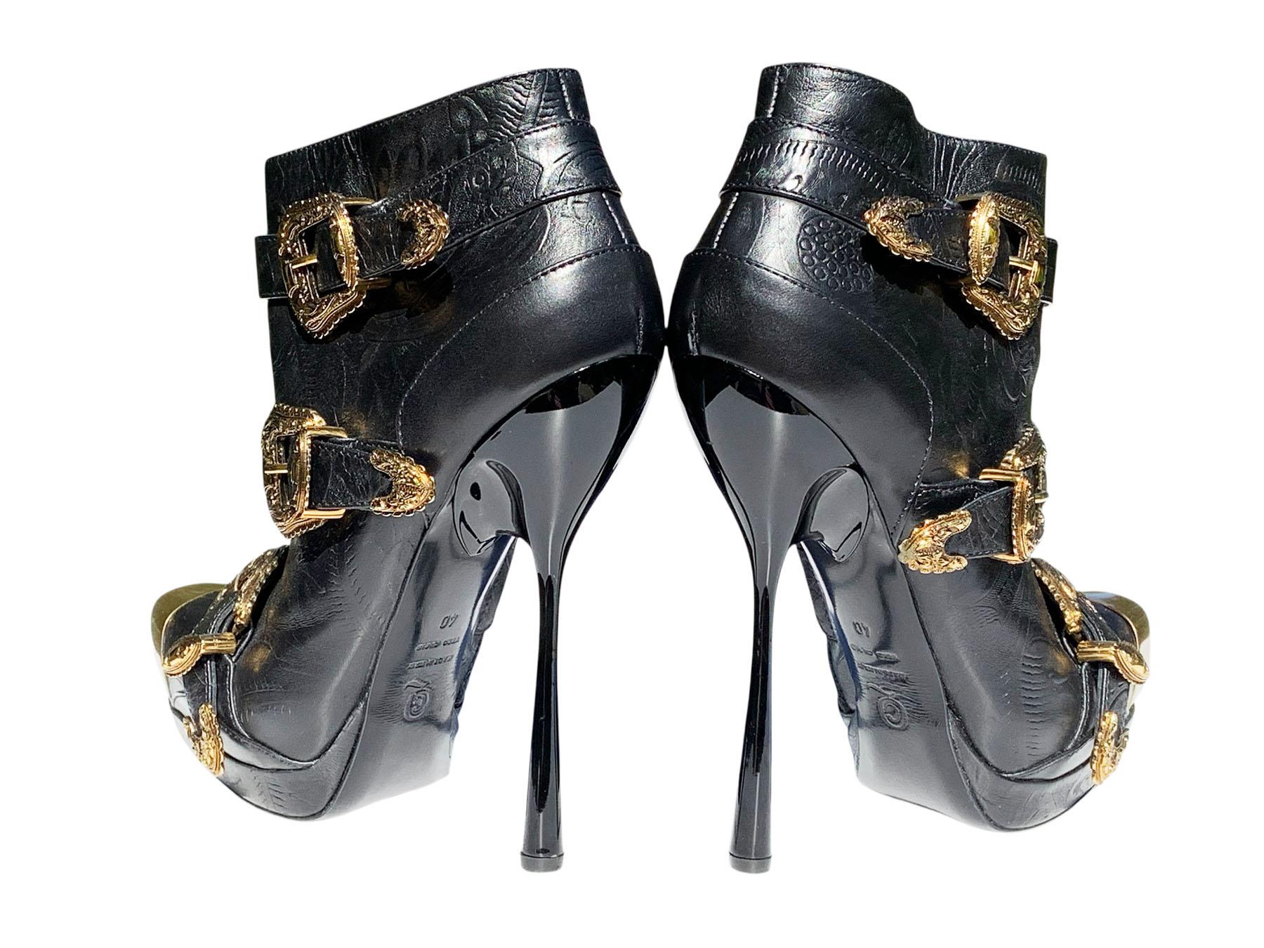 Alexander McQueen S/S 2011 Botines con plataforma de piel negra en relieve 40 US 10 en Excelente estado para la venta en Montgomery, TX