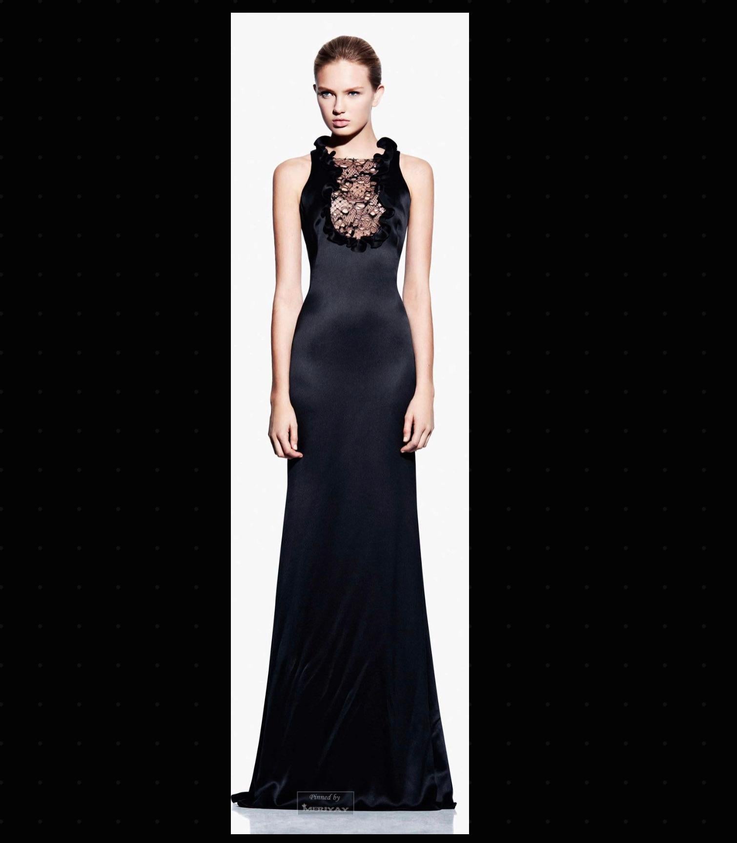 Abito da sera in seta Alexander McQueen primavera/estate 2012. Scuro, romantico e lussuoso. Silhouette elegante e dritta che sfiora e abbraccia le curve. Elegante dettaglio in pizzo peek-a-boo con delicata lavorazione a perline sul corpetto e sulla