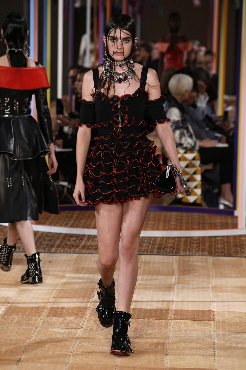 Alexander McQueen sfilata e campagna P/E 2018 Mini abito con volant a spalla fredda in vendita 5