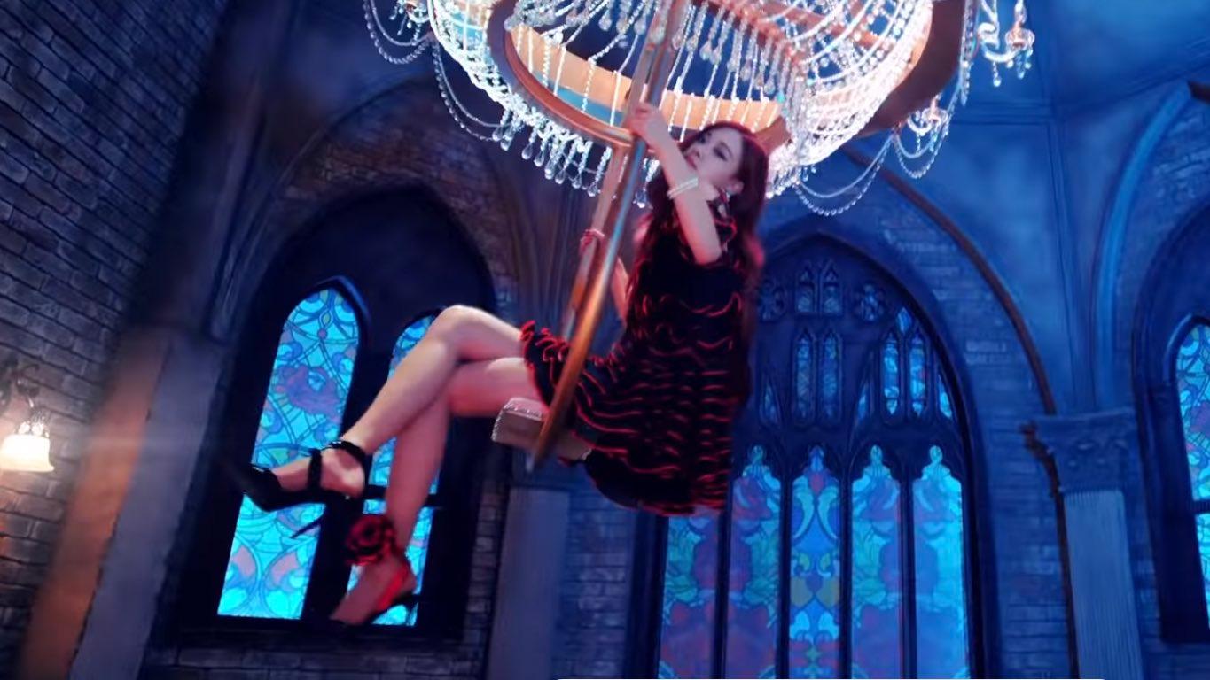 Alexander McQueen sfilata e campagna P/E 2018 Mini abito con volant a spalla fredda in vendita 7