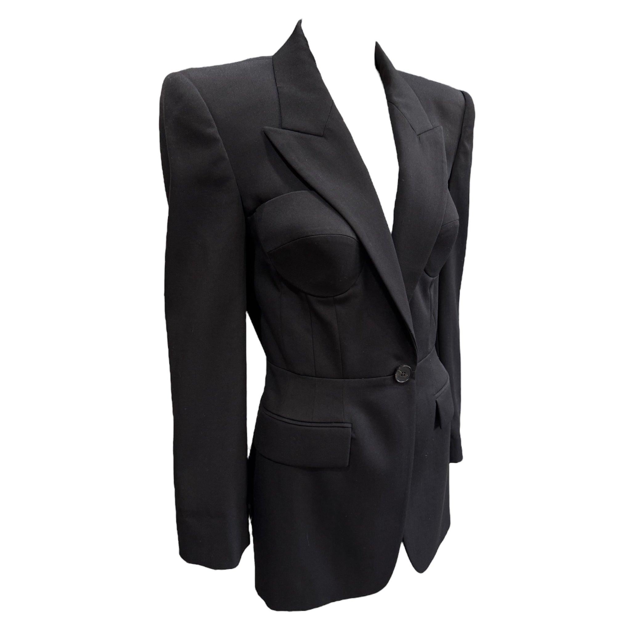Fantastischer schwarzer Strukturblazer mit spitzem Revers von Alexander McQueen, neu mit originalen Hangtags. Aus der Spring 2024 Ready To Wear Collection. Schwarze leichte Wolle mit Schulterpads. Ausgezeichneter Zustand, nie getragen.

Zusätzliche