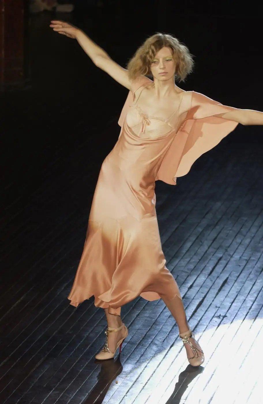 Alexander McQueen Spring/Summer 2004 ‘Deliverance’ black bias cut silk dress with exposed tulle bodysuit corset.

The same dress was shown on the runway in peach.

In excellent condition.

Tagged size IT42.


