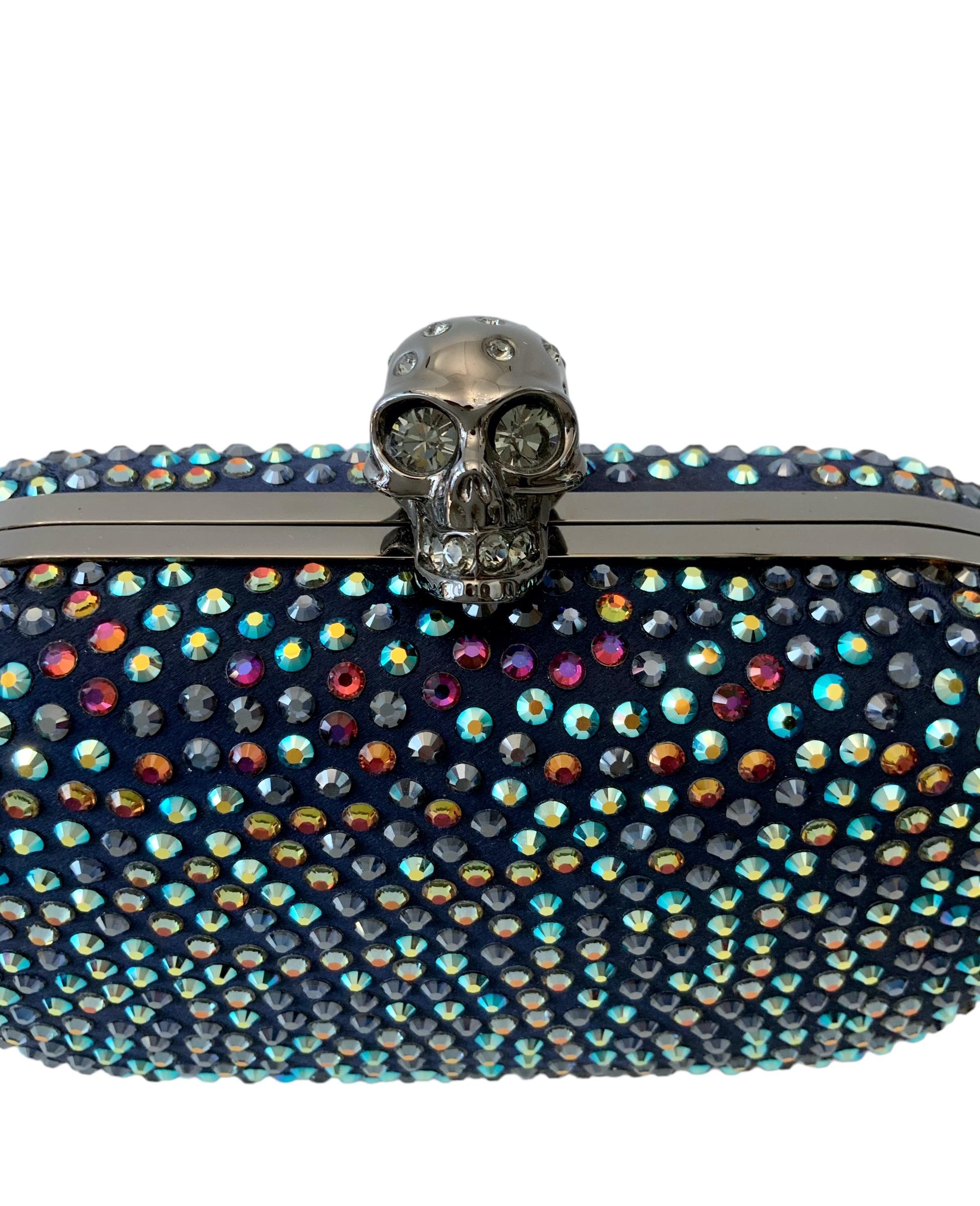Iconic piece from Alexander McQueen realized with multicolored crystals on navy blue satin.

Material: satin and crystals 
Lining: leather 
Color: navy and multicolor
Hardware: Ruthenium-Finish Metal 
Measurements: 16cms x 9cms x 6cms - approx. 6.3