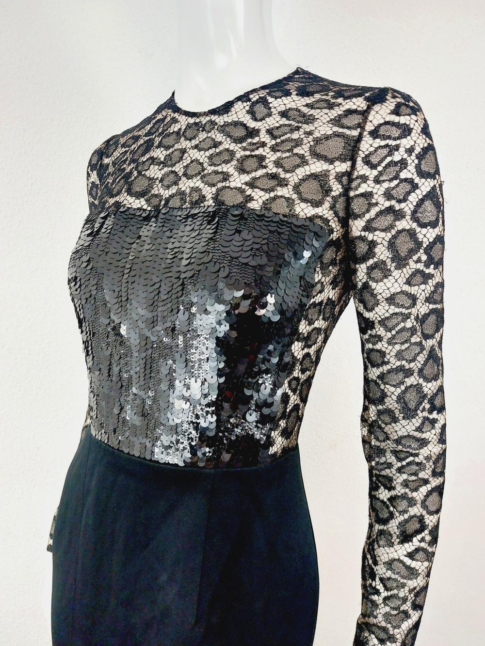  Alexander McQueen - Robe longue en maille transparente ornée de paillettes et de dentelle en vente 7