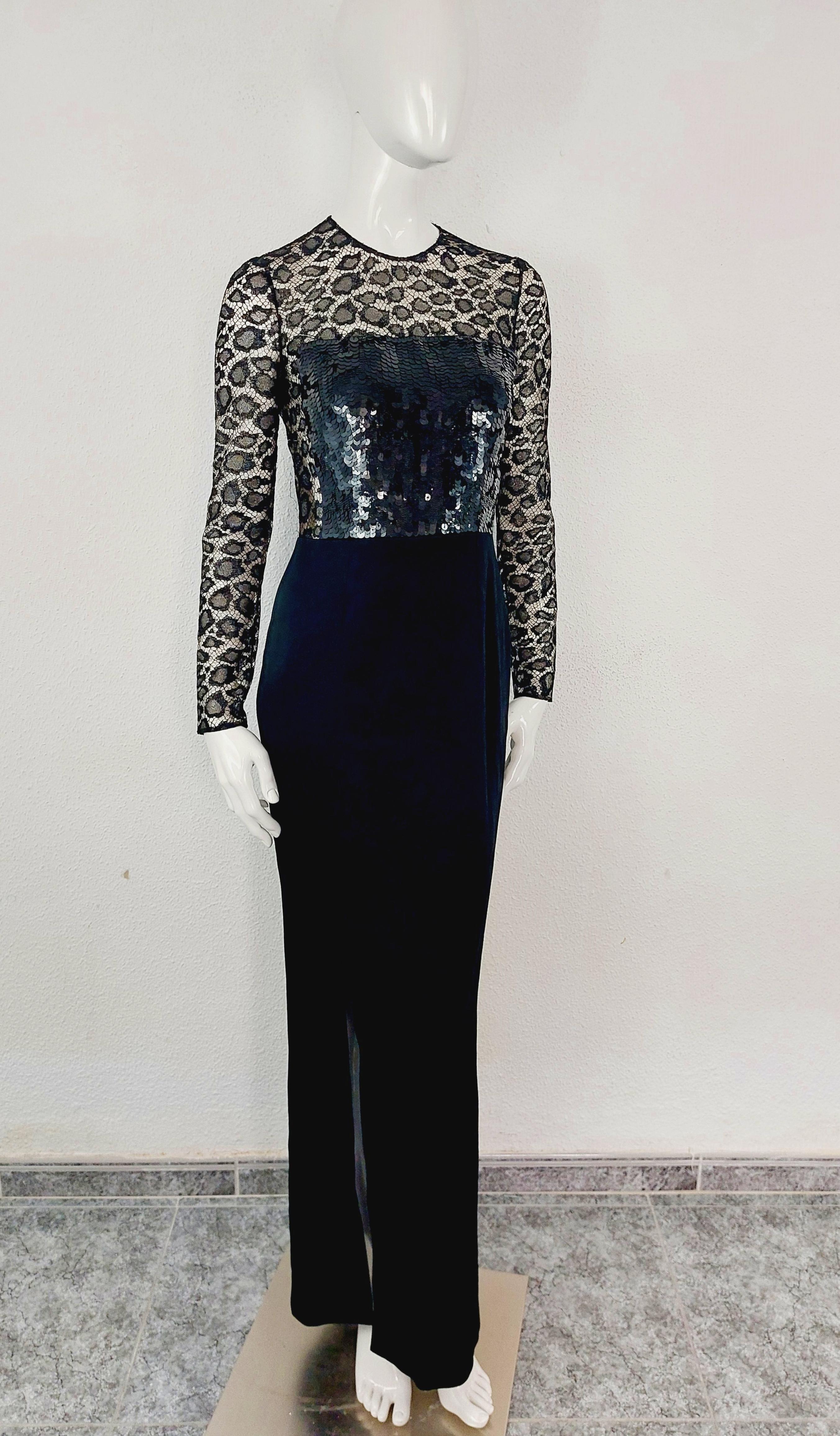  Alexander McQueen - Robe longue en maille transparente ornée de paillettes et de dentelle en vente 9