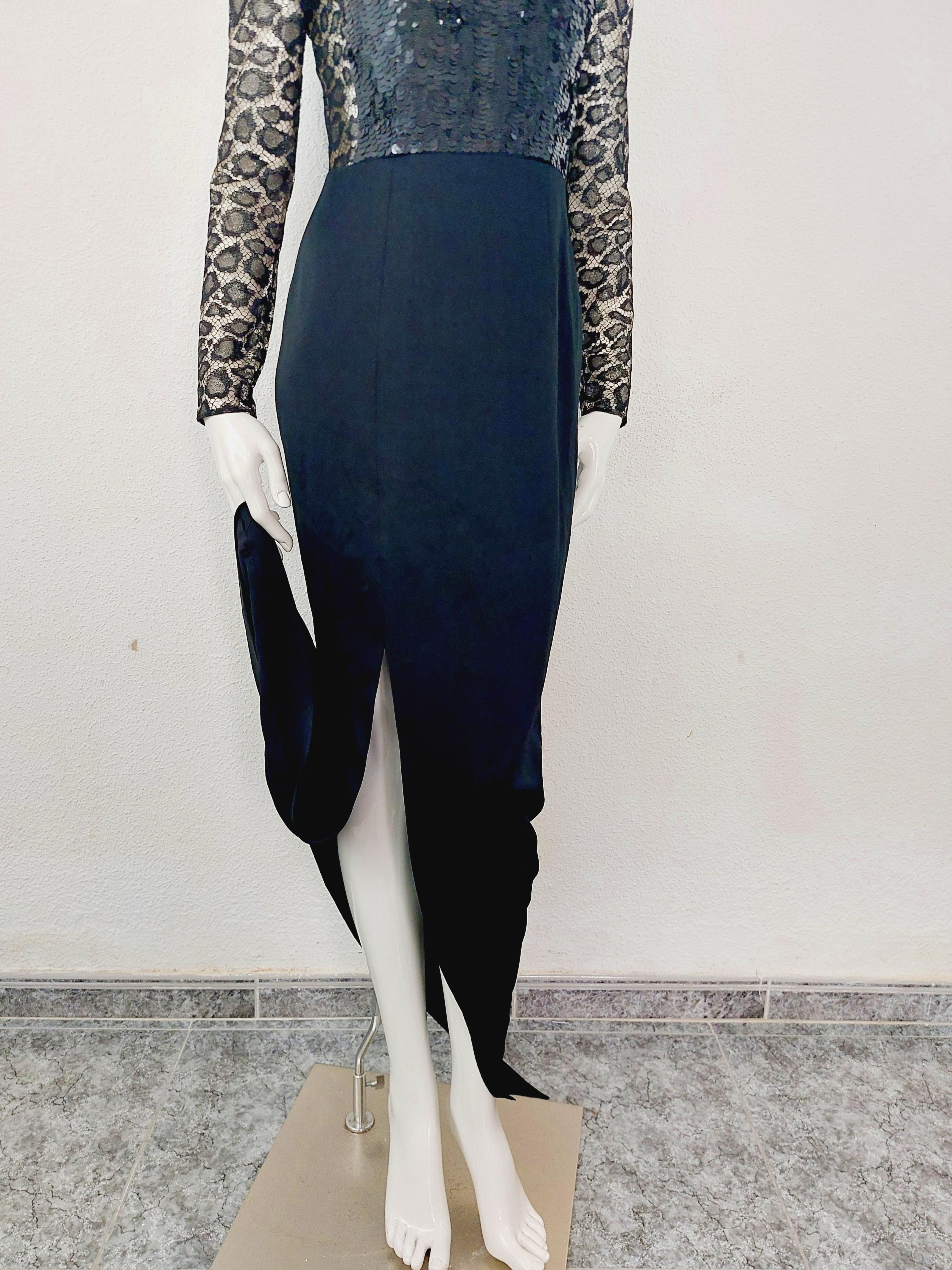  Alexander McQueen - Robe longue en maille transparente ornée de paillettes et de dentelle en vente 11