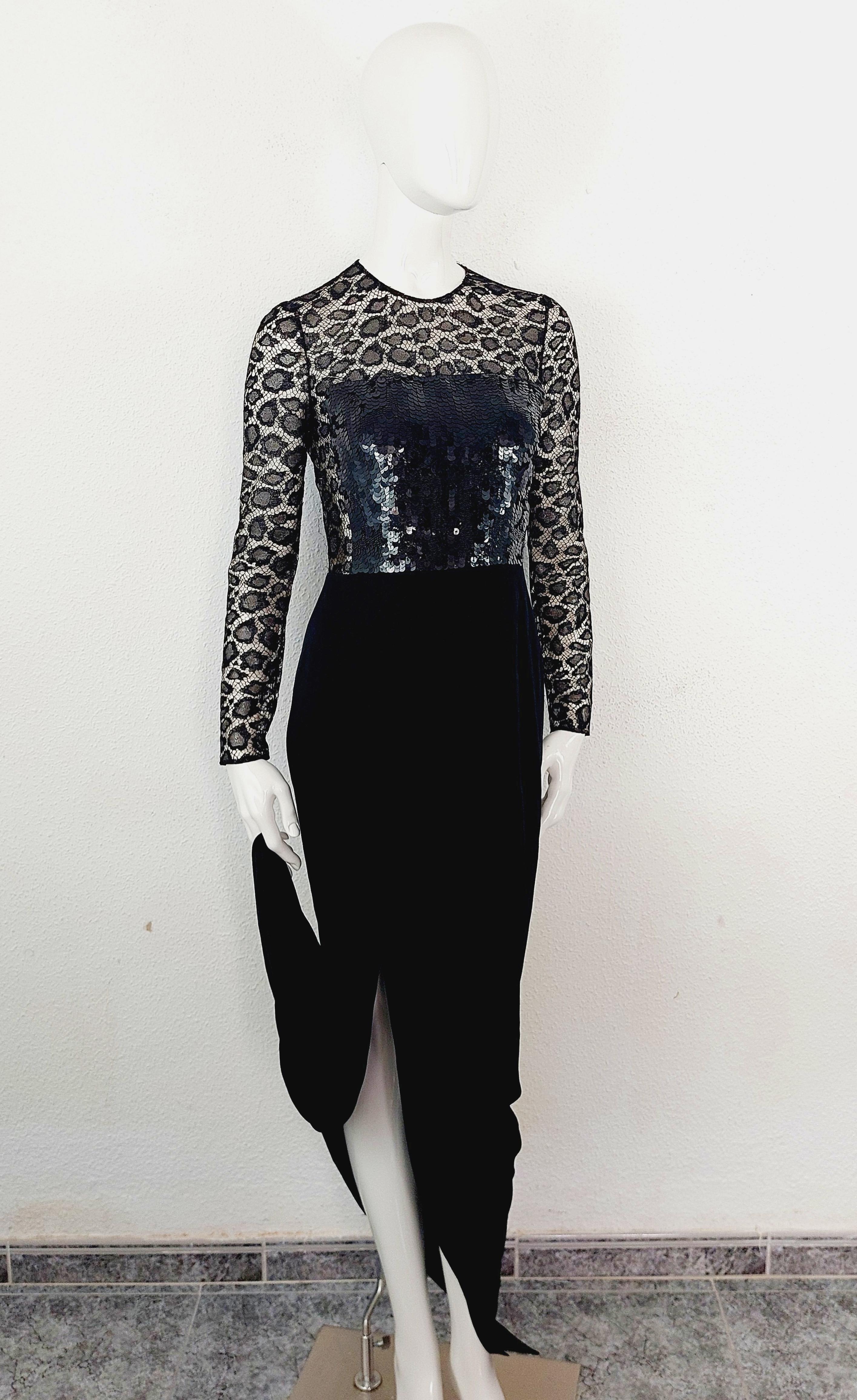 Alexander McQueen - Robe longue en maille transparente ornée de paillettes et de dentelle en vente 12