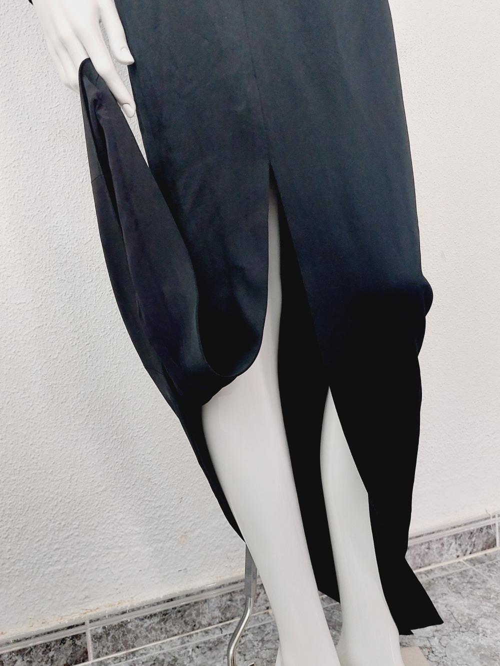  Alexander McQueen - Robe longue en maille transparente ornée de paillettes et de dentelle en vente 13