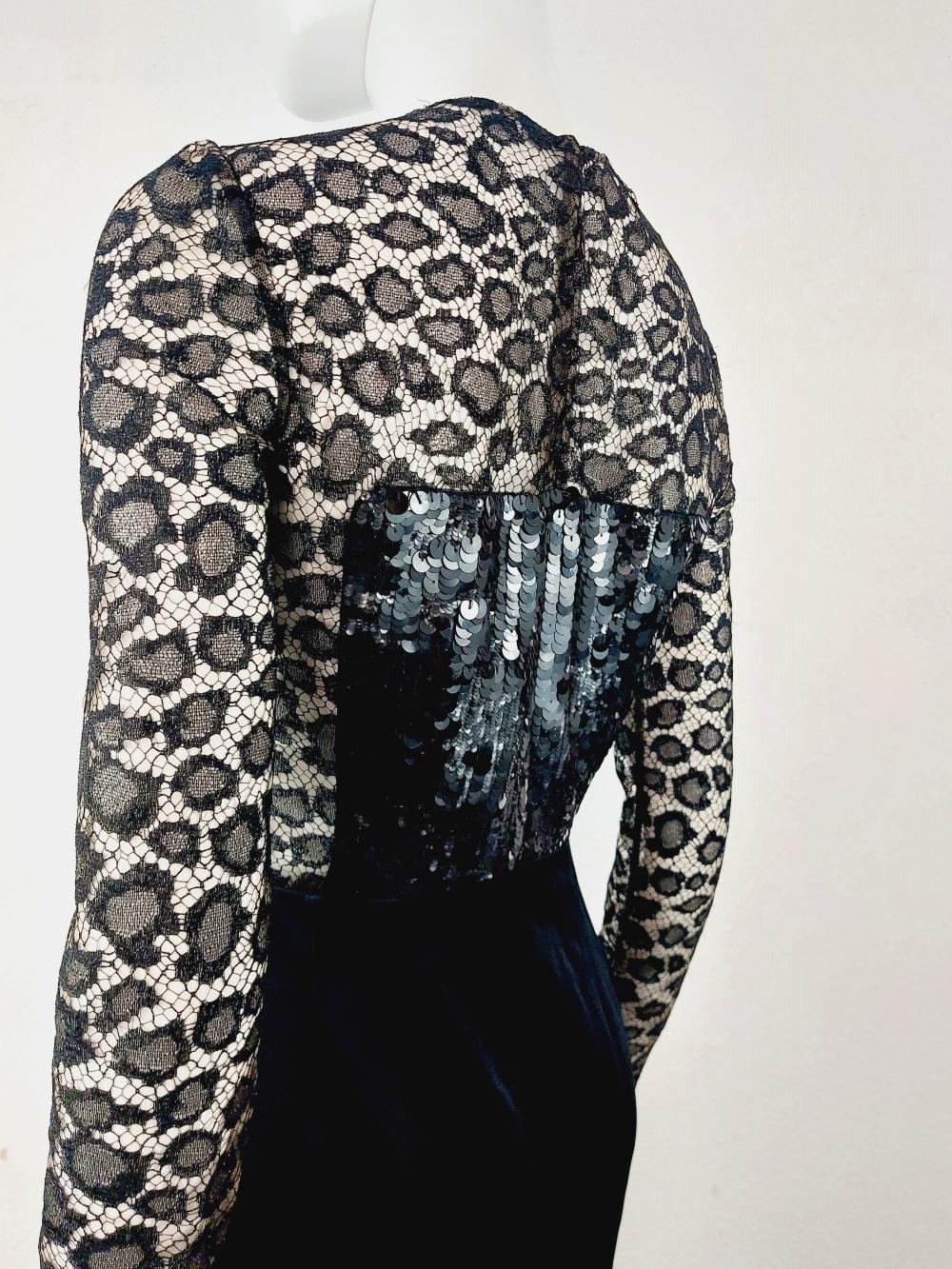  Alexander McQueen - Robe longue en maille transparente ornée de paillettes et de dentelle en vente 2