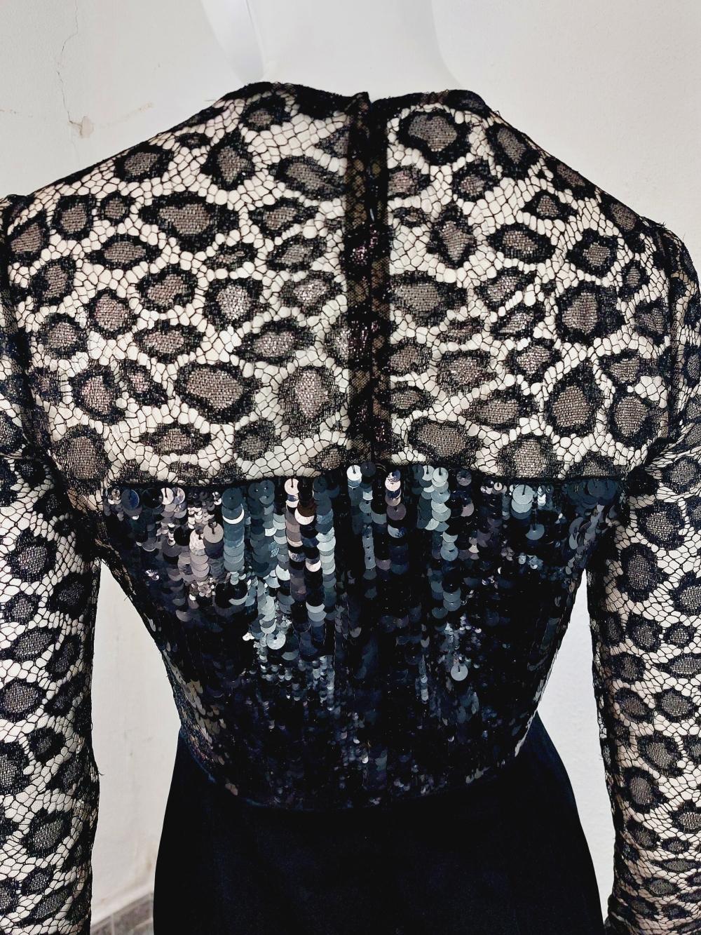  Alexander McQueen - Robe longue en maille transparente ornée de paillettes et de dentelle en vente 3