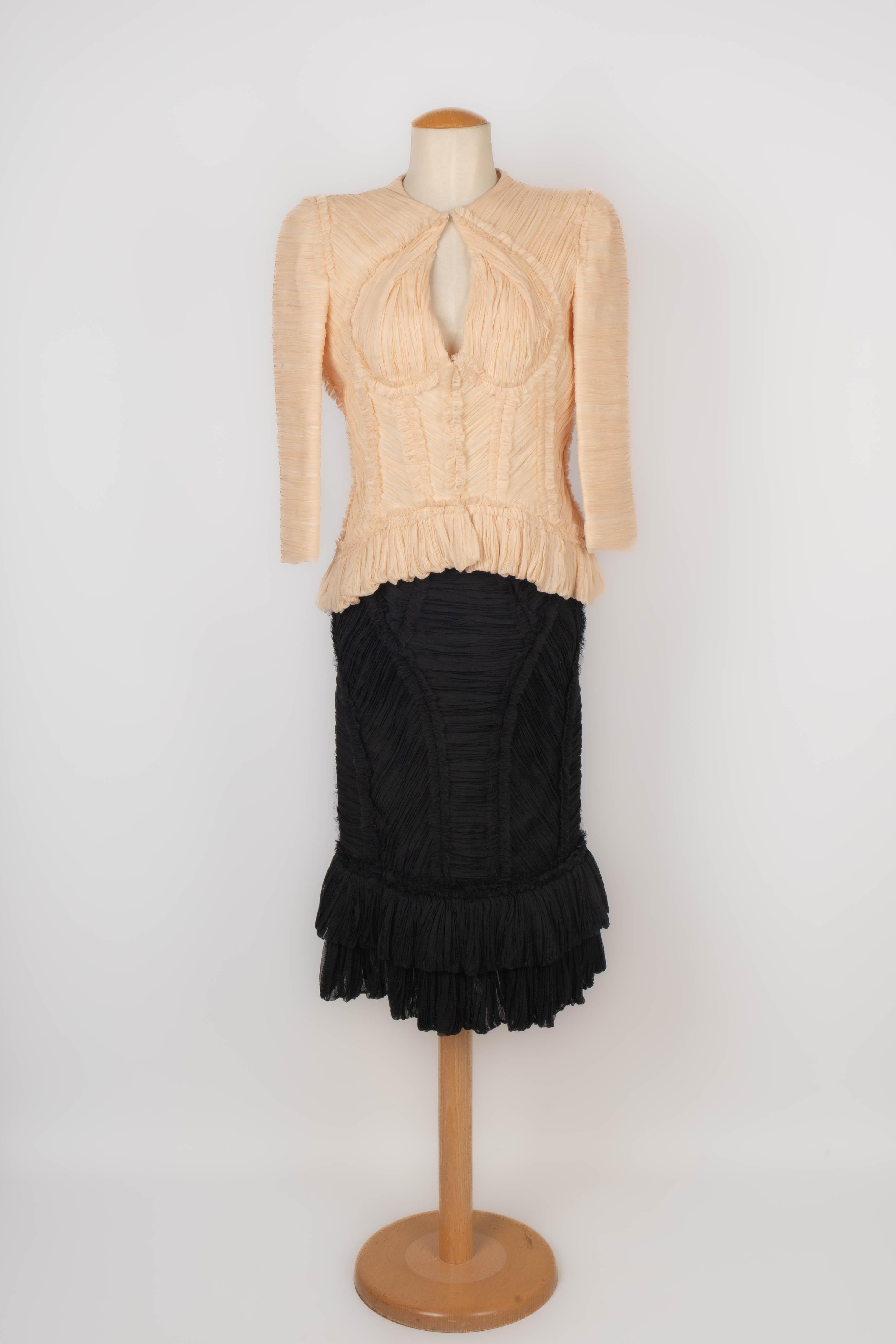 composed of a powder pink jacket and a black skirt. 42IT size indicated for the jacket, it fits a 36FR/38FR. 38IT size indicated for the skirt, it fits a 34FR/36FR. 2012 Spring-Summer Collection.

Condition:
Very good condition

Dimensions:
Jacket: