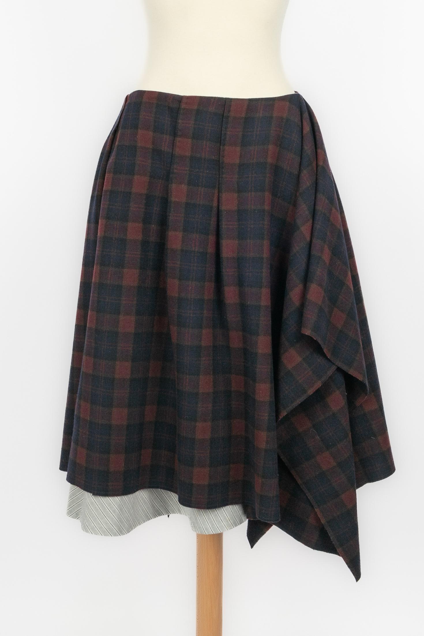 ALEXANDER MCQUEEN - (Made in Italy) Blended wool set composed of a skirt and a jacket, in dark-burgundy-red and black tones. Size 44IT indicated, it fits a 40FR.

Condition:
Very good condition

Dimensions:
Jacket: Shoulder width: 39 cm - Chest: 47