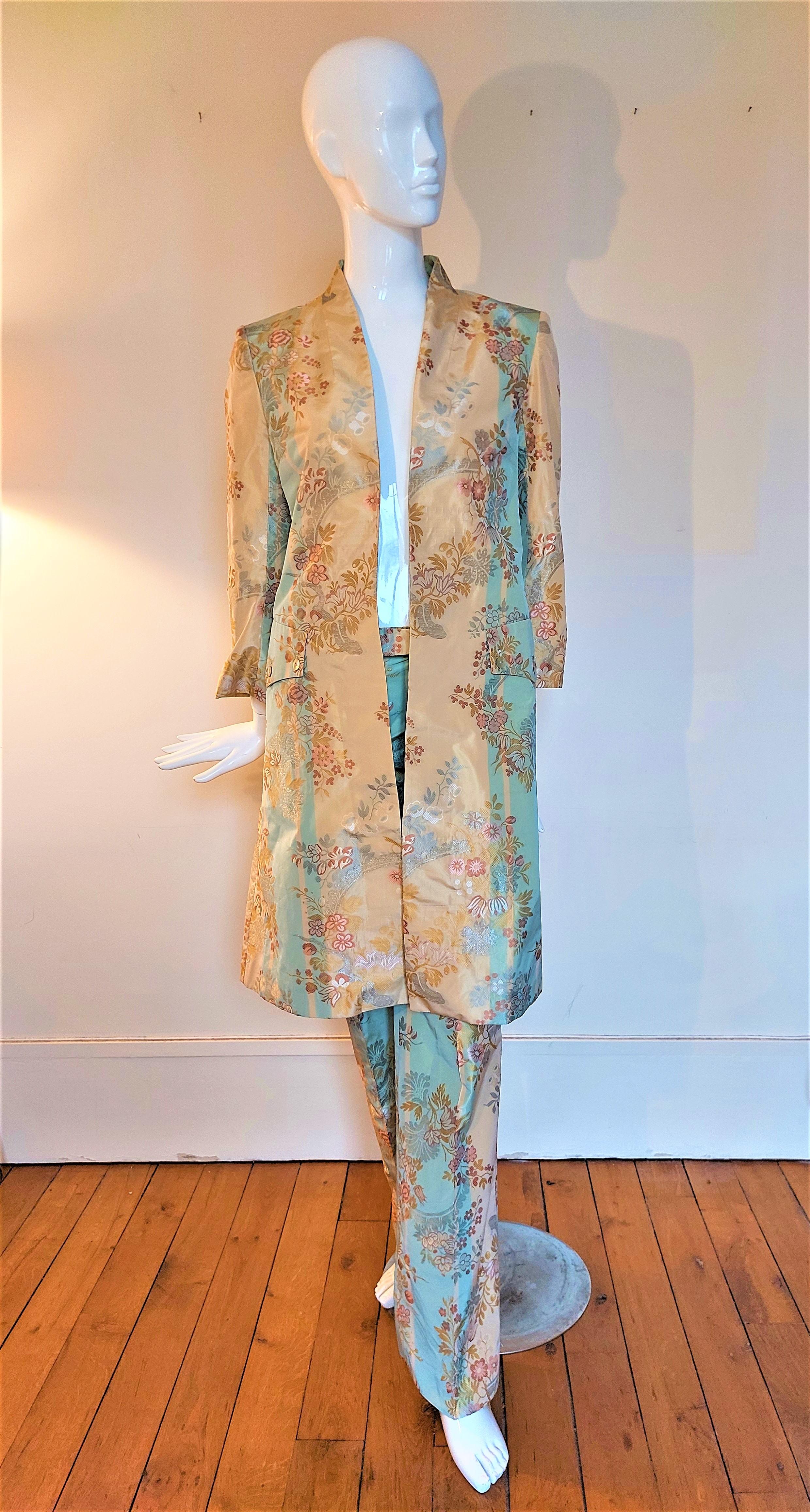 2000S ALEXANDER MCQUEEN Silk Brocade Frock Coat Jacket Trousers Pants Suit Set From The Shipwreck Collection Irere.

Excellent Condition.
Museum Piece.
Fits for XS/S.
Measurements:
Jacket:
Shoulder to Shoulder: 45 cm – 17,7 inch
Armpit to Armpit: 48