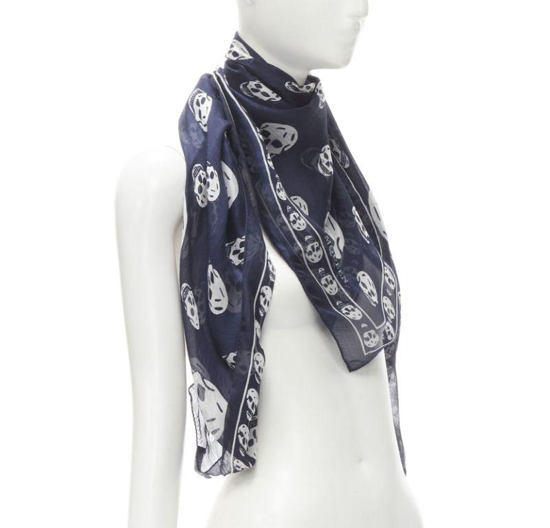 ALEXANDER MCQUEEN Signature navy blue white skeleton skull print scarf In Excellent Condition For Sale In Hong Kong, NT