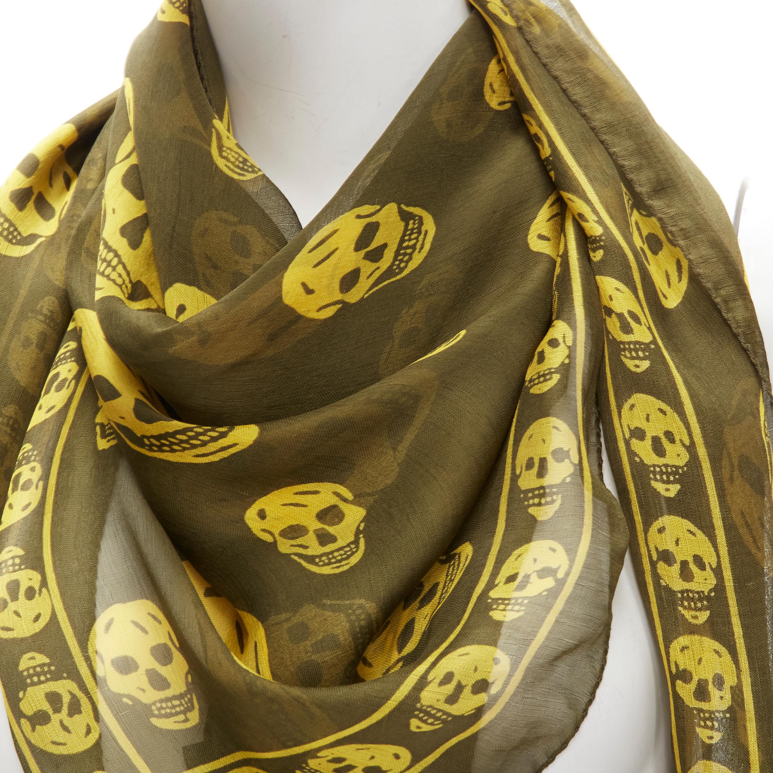 ALEXANDER MCQUEEN Signature skeleton skull green yellow 100% silk scarf 
Reference: ANWU/A00577 
Brand: Alexander McQueen 
Material: Silk 
Color: Khaki 
Pattern: Skull 
Made in: Italy 


CONDITION: 
Condition: Excellent, this item was pre-owned and