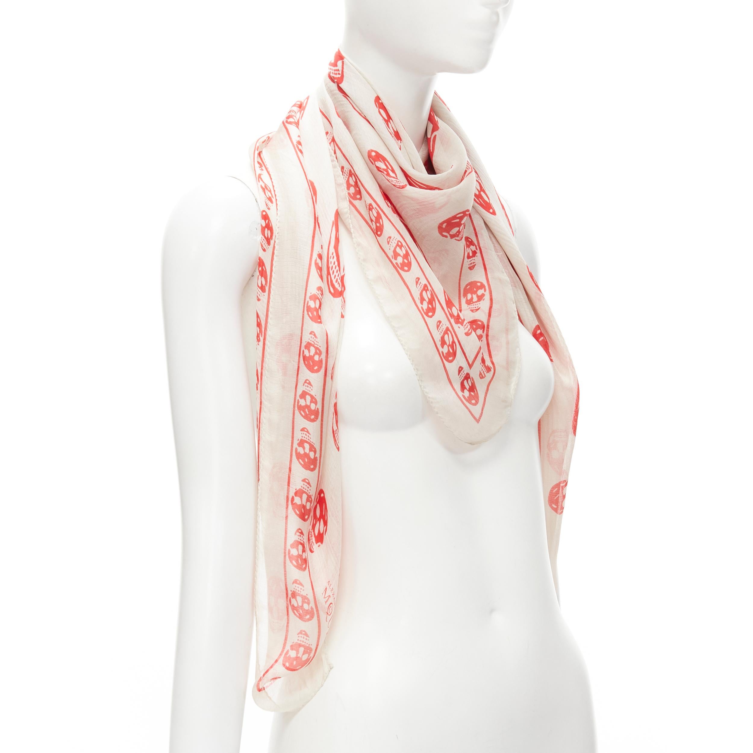 ALEXANDER MCQUEEN Signature skeleton skull light grey red silk scarf 
Reference: ANWU/A00393 
Brand: Alexander McQueen 
Material: Silk 
Color: Grey 
Pattern: Skull 
Made in: Italy 


CONDITION:
Condition: Very good, this item was pre-owned and is in