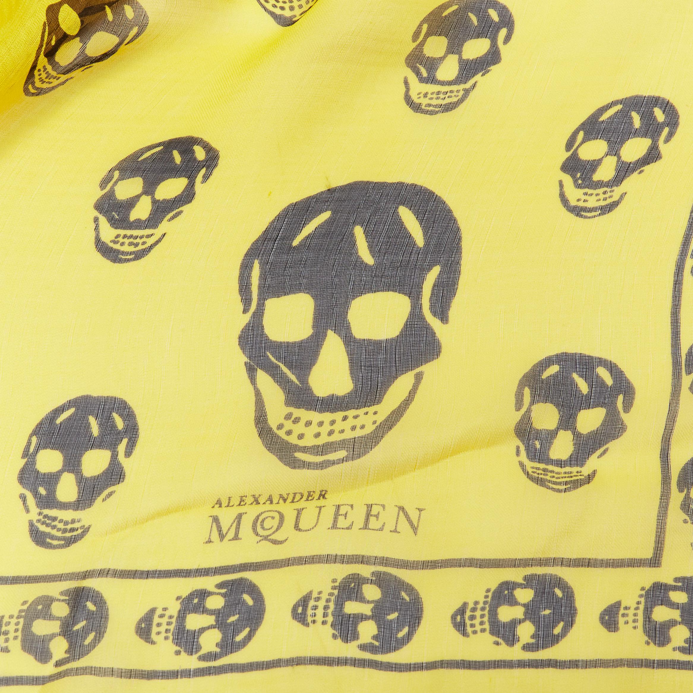 ALEXANDER MCQUEEN Signature skeleton skull yellow black 100% silk scarf 
Reference: ANWU/A00582 
Brand: Alexander McQueen 
Material: Silk 
Color: Yellow 
Pattern: Skull 
Made in: Italy 


CONDITION: 
Condition: Excellent, this item was pre-owned and