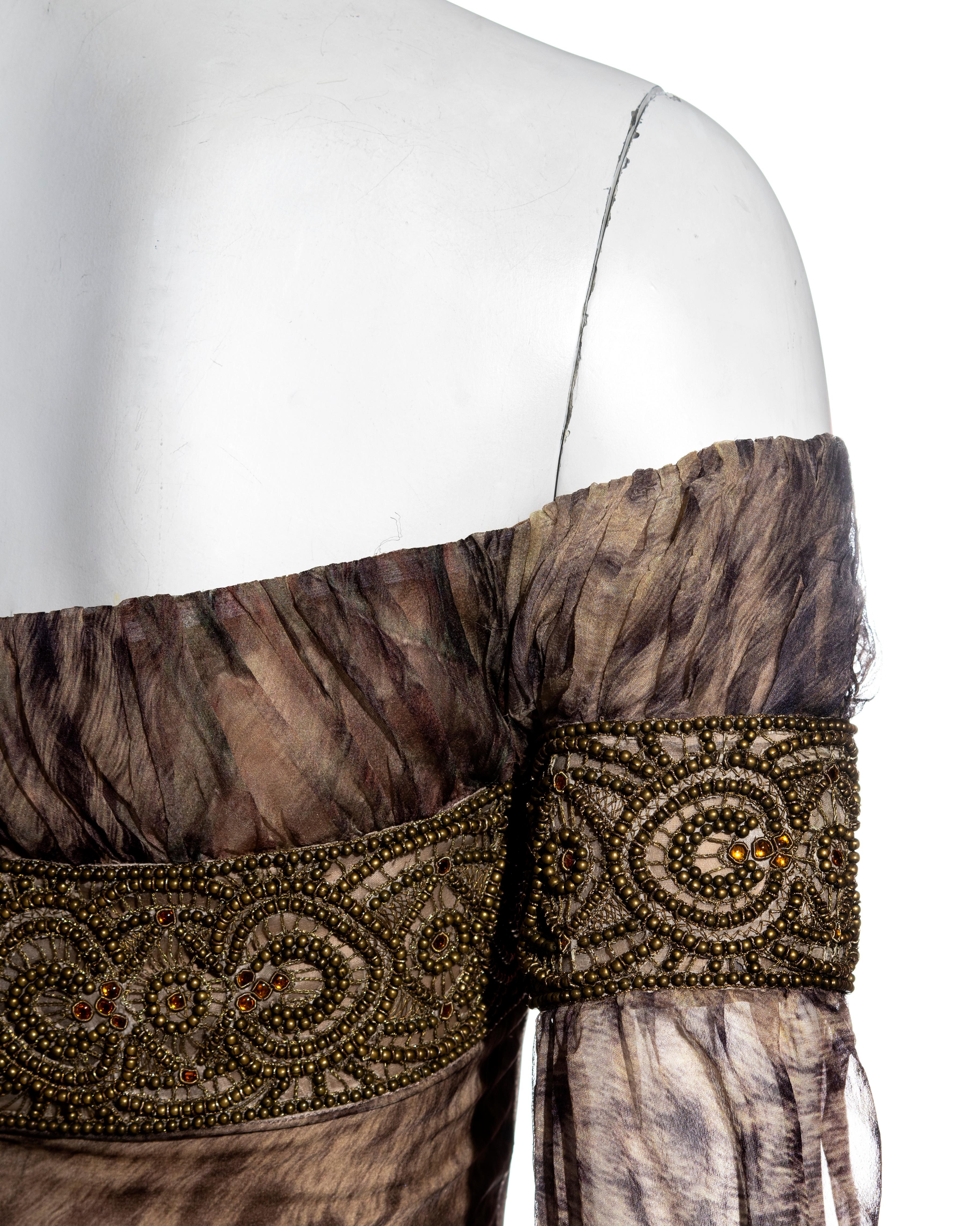 Robe de soirée Alexander McQueen, épaules dénudées, perlée, imprimé animal en soie, automne-hiver 2004 en vente 7