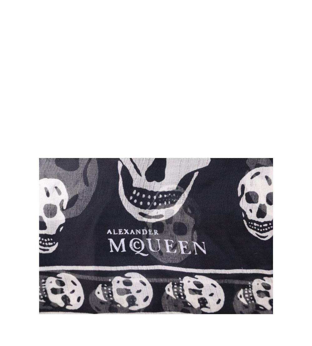 Alexander McQueen - Écharpe imprimée tête de mort en soie blush Bon état - En vente à Amman, JO