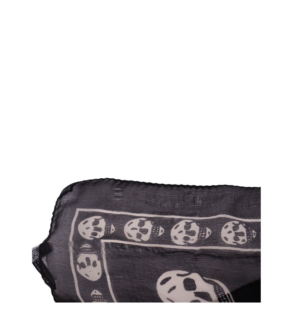 Alexander McQueen - Écharpe imprimée tête de mort en soie blush en vente 1