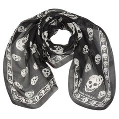 Pañuelo de seda Alexander McQueen con estampado de calaveras en color rubor